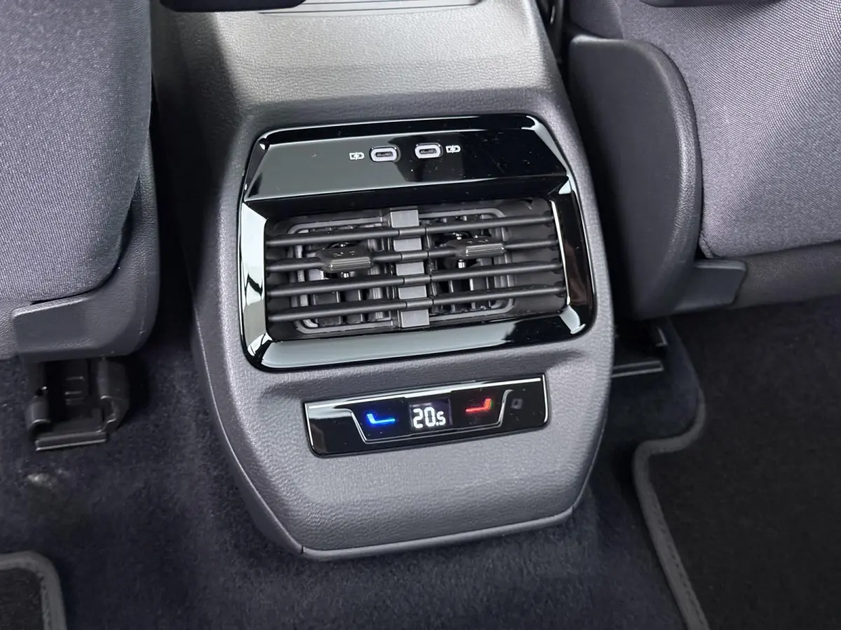 ID.5 Pro 77 kWh PANORAMADAK | ADAPTIVE CRUISE CONTROL | 360° CAMERA | 92% SOH | STOEL VERWARMING | APPLE CARPLAY / ANDROID AUTO