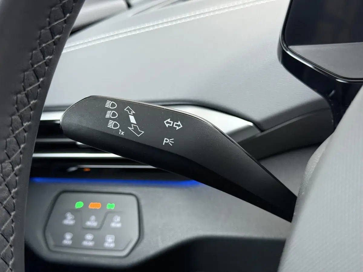 ID.5 Pro 77 kWh PANORAMADAK | ADAPTIVE CRUISE CONTROL | 360° CAMERA | 92% SOH | STOEL VERWARMING | APPLE CARPLAY / ANDROID AUTO