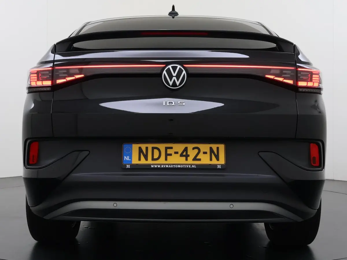 ID.5 Pro 77 kWh PANORAMADAK | ADAPTIVE CRUISE CONTROL | 360° CAMERA | 92% SOH | STOEL VERWARMING | APPLE CARPLAY / ANDROID AUTO