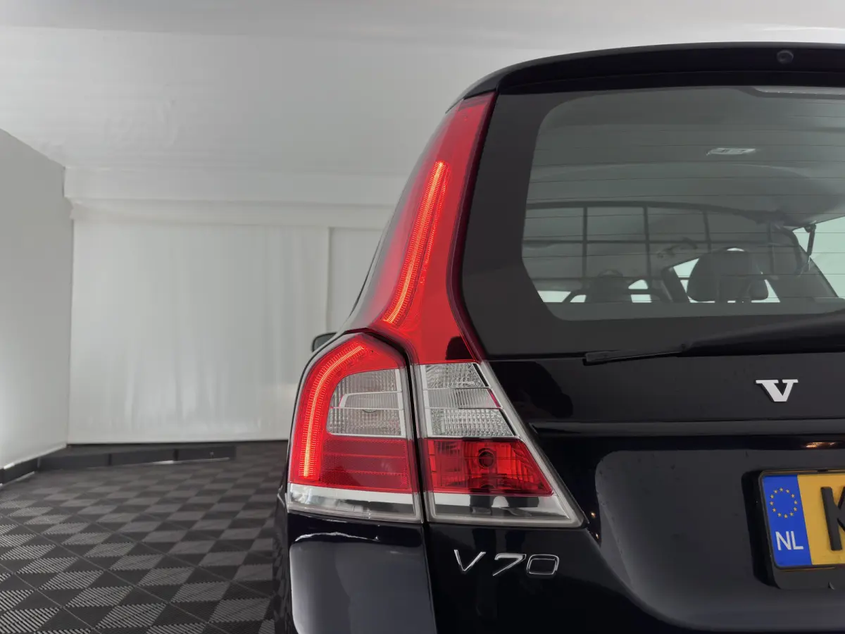 2.0 D4 Momentum Aut. *LEATHER | XENON | HEATED-COMFORTSEATS | NAVI-FULLMAP | ECC | PDC | CRUISE | 17''ALU*