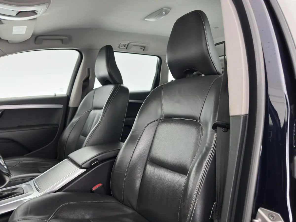 2.0 D4 Momentum Aut. *LEATHER | XENON | HEATED-COMFORTSEATS | NAVI-FULLMAP | ECC | PDC | CRUISE | 17''ALU*