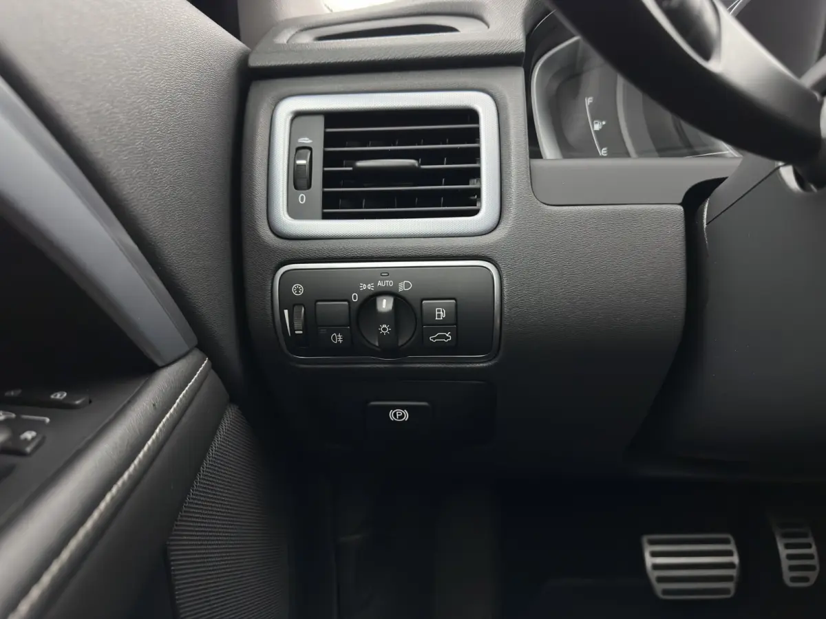 2.0 D4 Momentum Aut. *LEATHER | XENON | HEATED-COMFORTSEATS | NAVI-FULLMAP | ECC | PDC | CRUISE | 17''ALU*