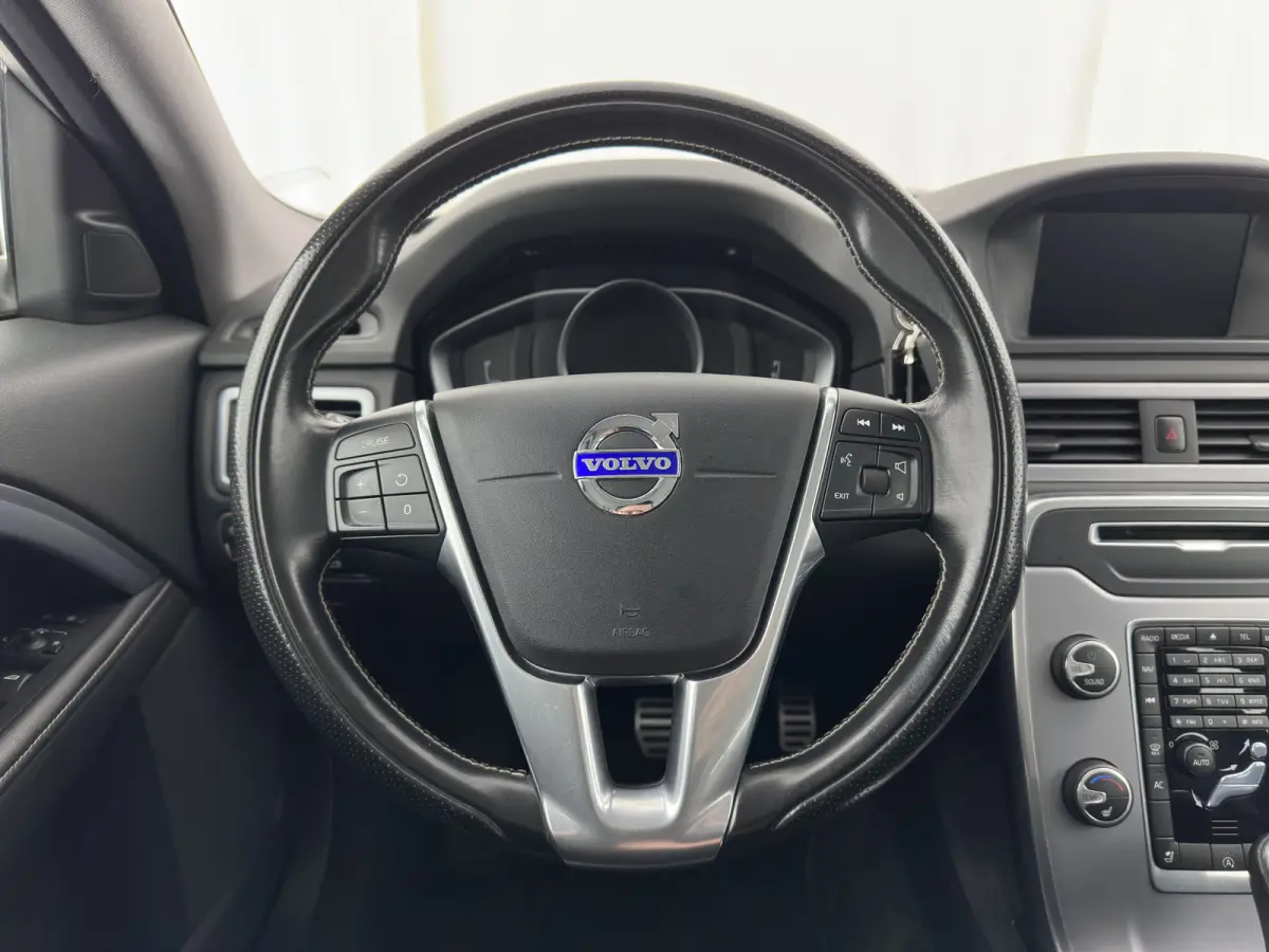 2.0 D4 Momentum Aut. *LEATHER | XENON | HEATED-COMFORTSEATS | NAVI-FULLMAP | ECC | PDC | CRUISE | 17''ALU*