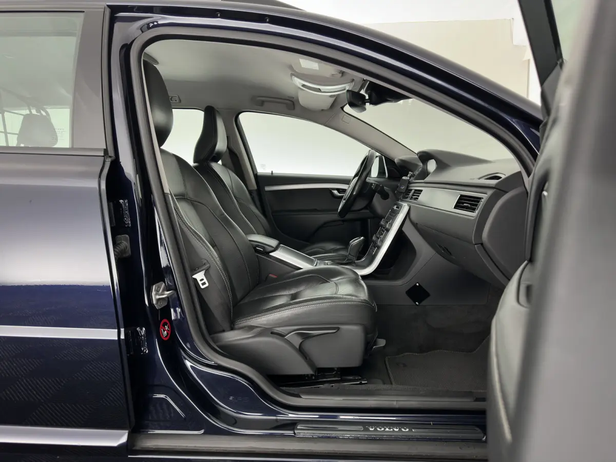 2.0 D4 Momentum Aut. *LEATHER | XENON | HEATED-COMFORTSEATS | NAVI-FULLMAP | ECC | PDC | CRUISE | 17''ALU*