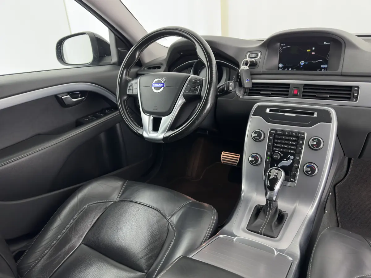 2.0 D4 Momentum Aut. *LEATHER | XENON | HEATED-COMFORTSEATS | NAVI-FULLMAP | ECC | PDC | CRUISE | 17''ALU*