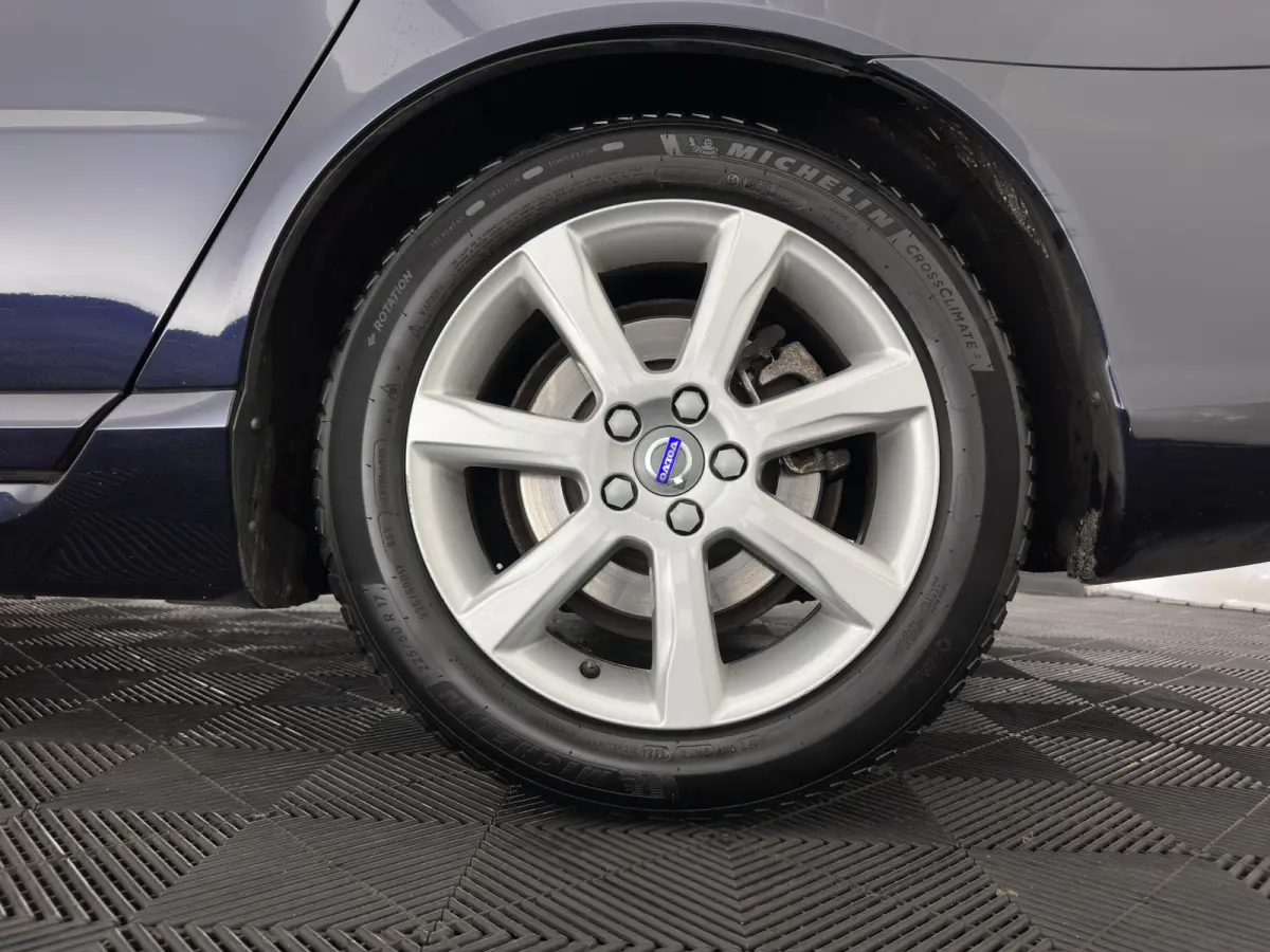 2.0 D4 Momentum Aut. *LEATHER | XENON | HEATED-COMFORTSEATS | NAVI-FULLMAP | ECC | PDC | CRUISE | 17''ALU*