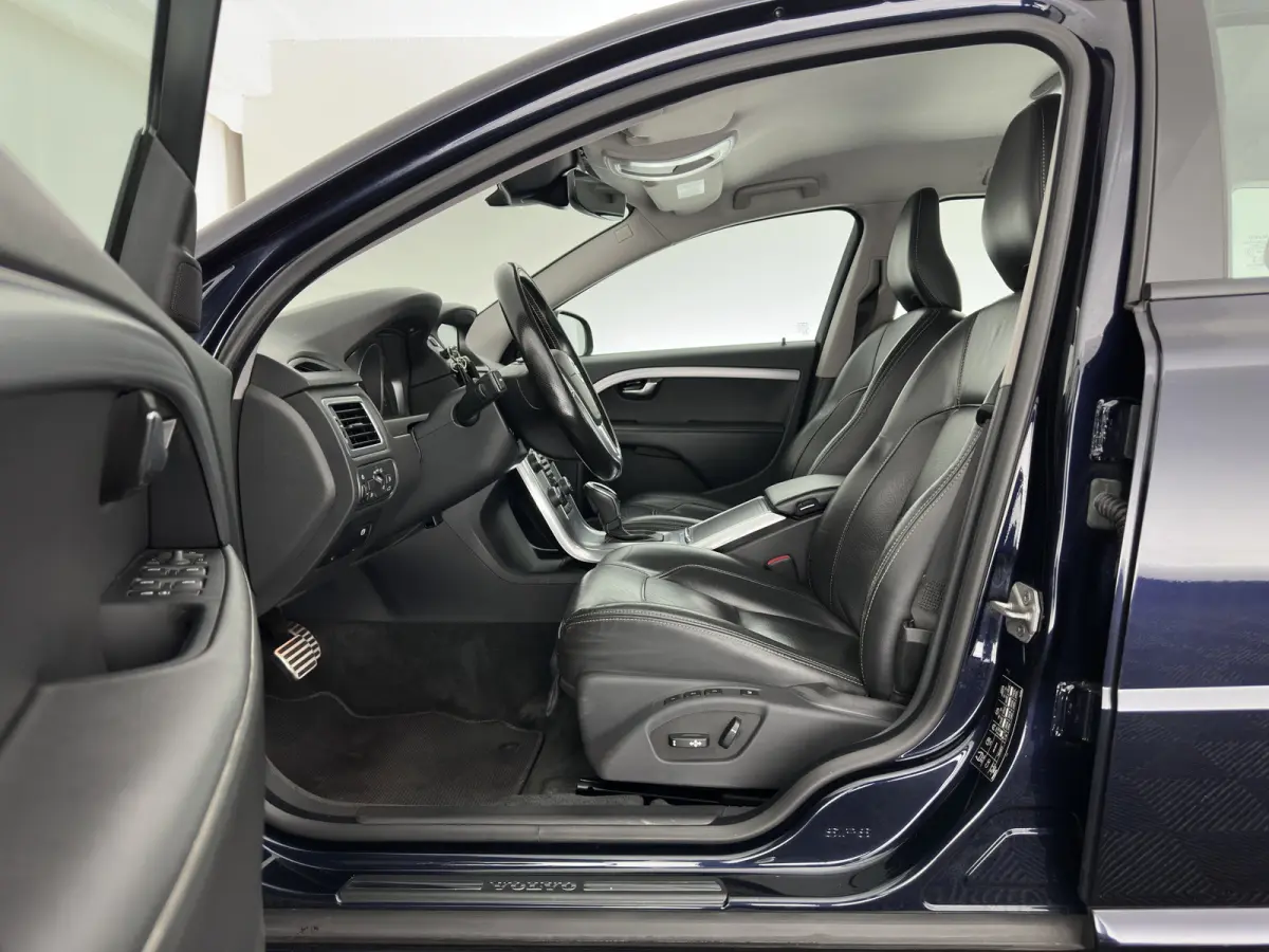 2.0 D4 Momentum Aut. *LEATHER | XENON | HEATED-COMFORTSEATS | NAVI-FULLMAP | ECC | PDC | CRUISE | 17''ALU*