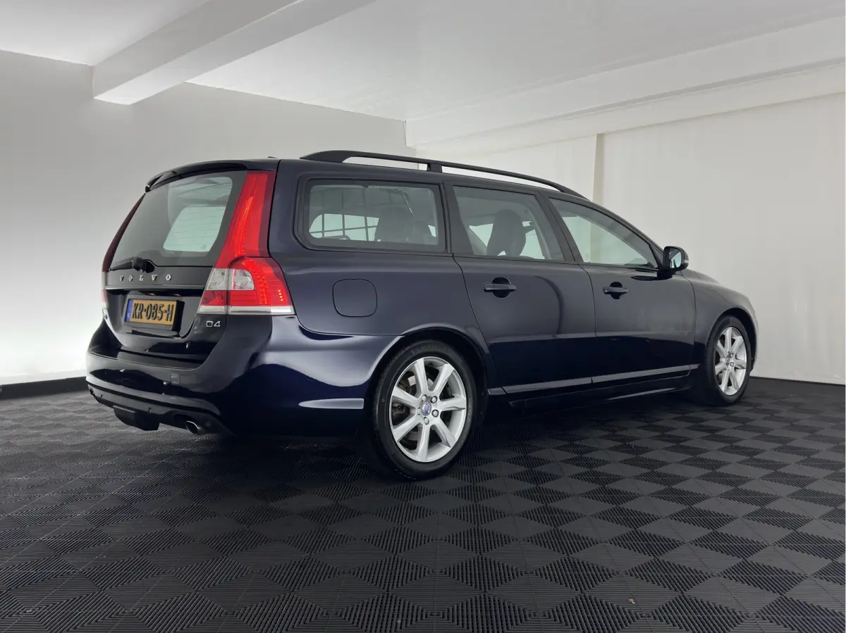 2.0 D4 Momentum Aut. *LEATHER | XENON | HEATED-COMFORTSEATS | NAVI-FULLMAP | ECC | PDC | CRUISE | 17''ALU*
