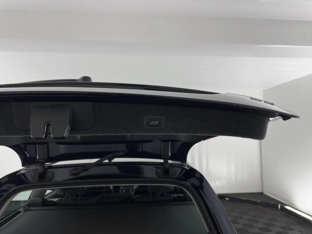 2.0 D4 Momentum Aut. *LEATHER | XENON | HEATED-COMFORTSEATS | NAVI-FULLMAP | ECC | PDC | CRUISE | 17''ALU*