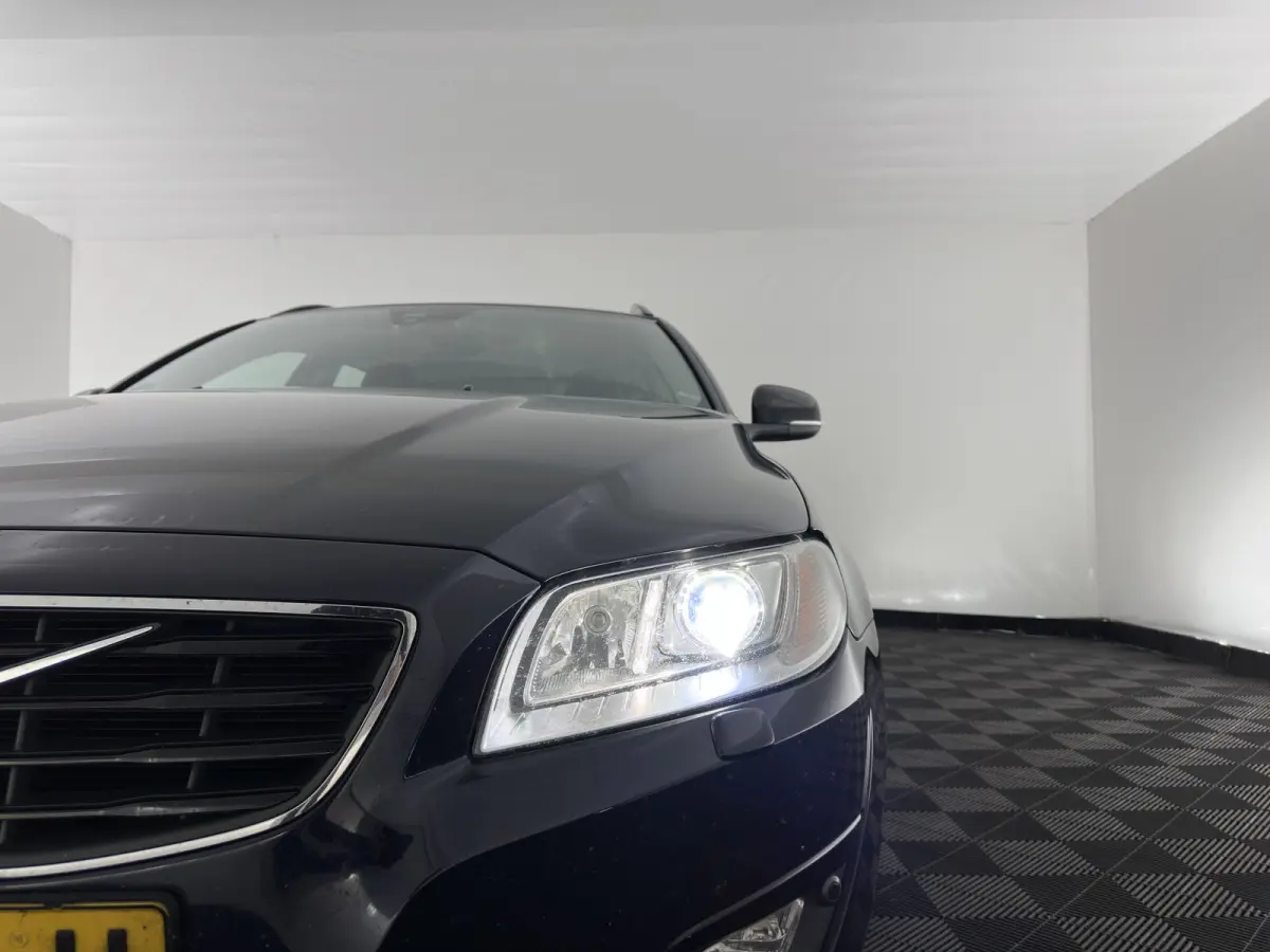 2.0 D4 Momentum Aut. *LEATHER | XENON | HEATED-COMFORTSEATS | NAVI-FULLMAP | ECC | PDC | CRUISE | 17''ALU*