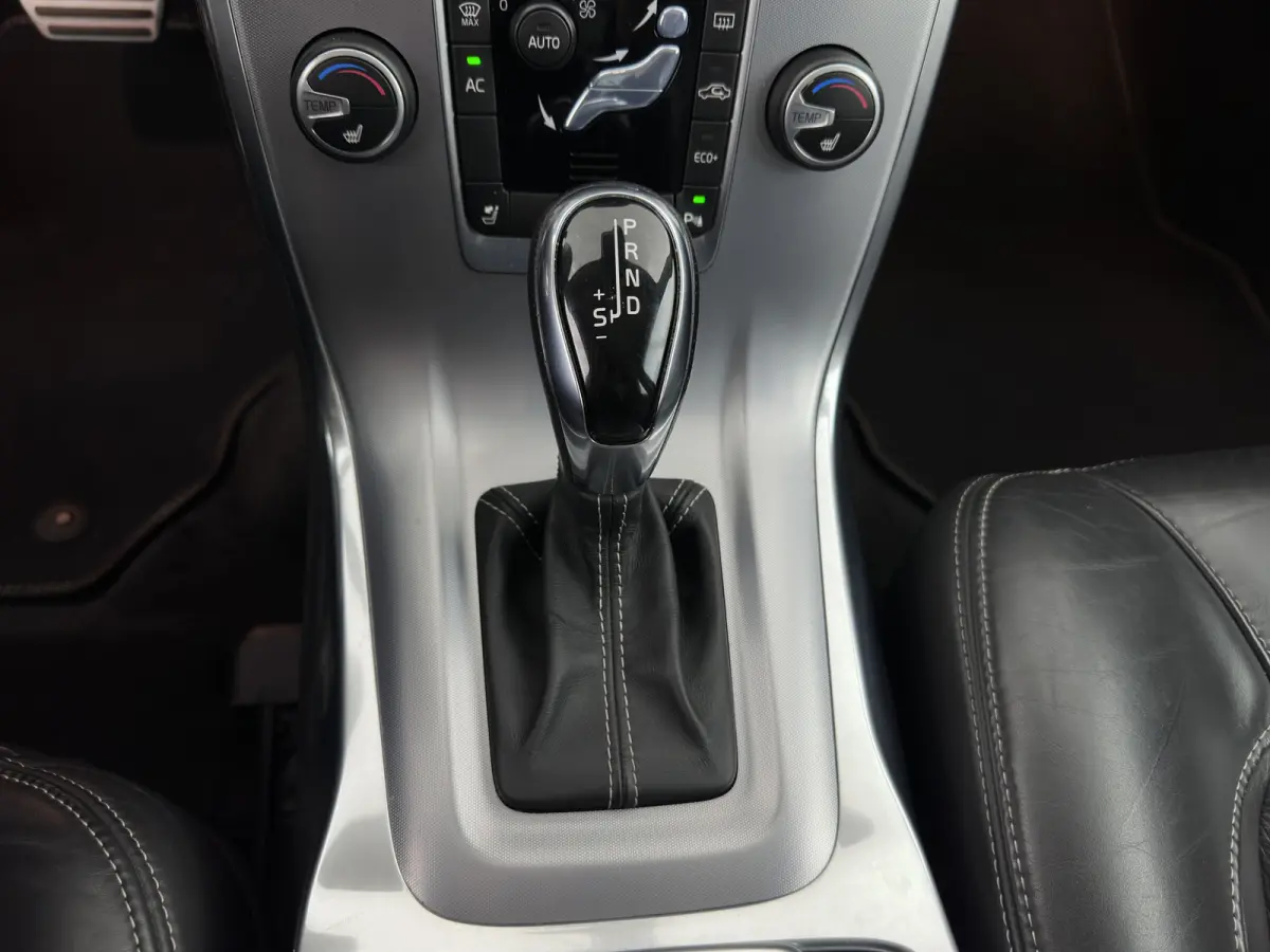 2.0 D4 Momentum Aut. *LEATHER | XENON | HEATED-COMFORTSEATS | NAVI-FULLMAP | ECC | PDC | CRUISE | 17''ALU*