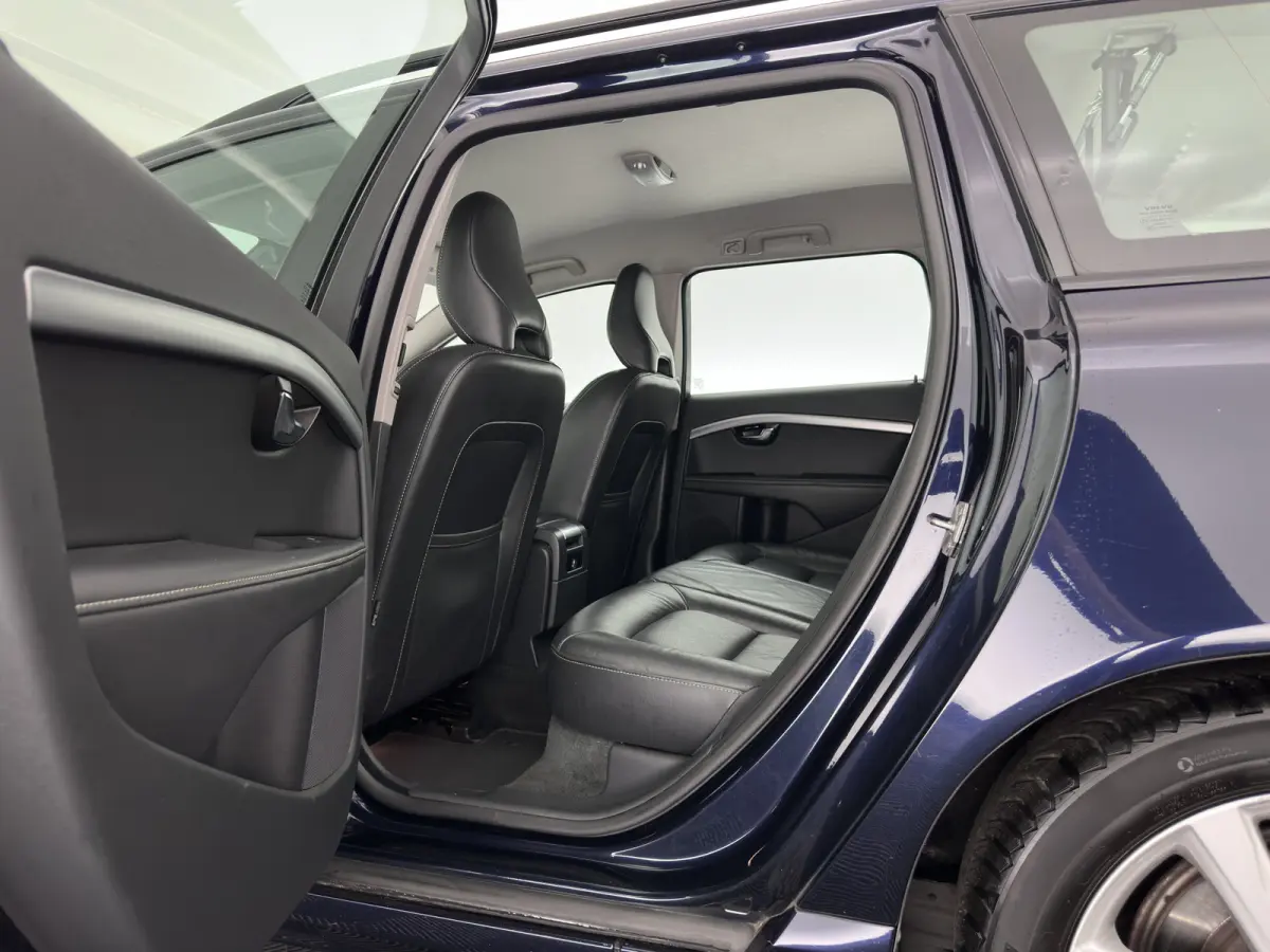 2.0 D4 Momentum Aut. *LEATHER | XENON | HEATED-COMFORTSEATS | NAVI-FULLMAP | ECC | PDC | CRUISE | 17''ALU*