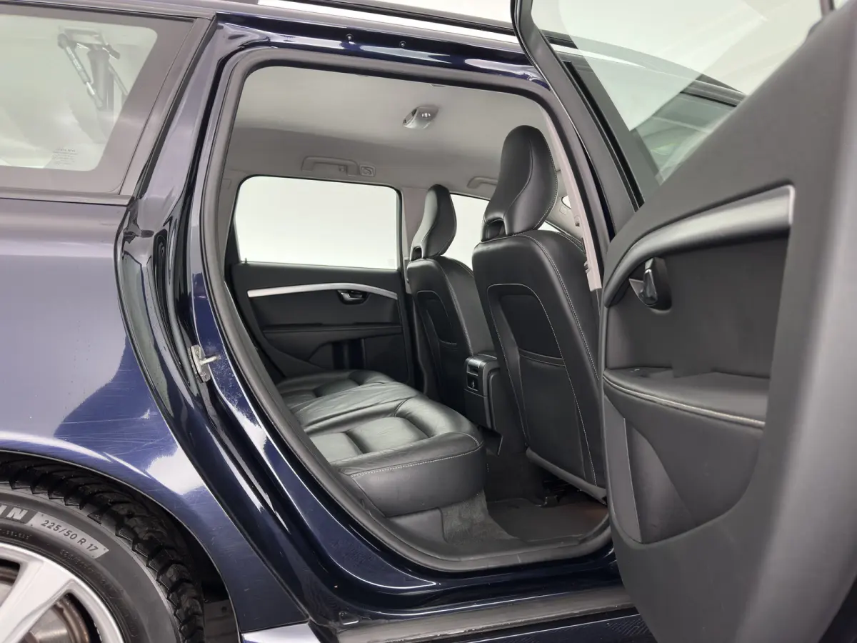 2.0 D4 Momentum Aut. *LEATHER | XENON | HEATED-COMFORTSEATS | NAVI-FULLMAP | ECC | PDC | CRUISE | 17''ALU*