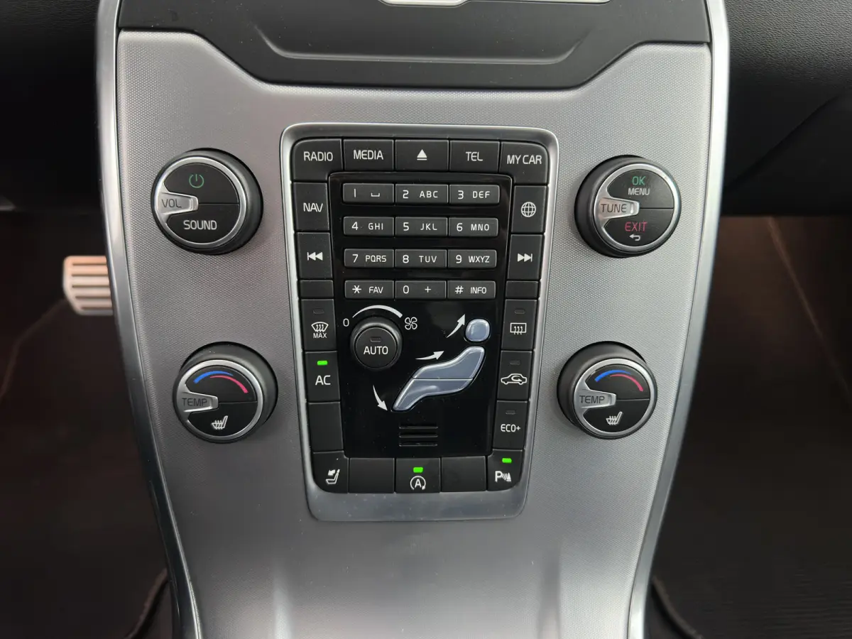 2.0 D4 Momentum Aut. *LEATHER | XENON | HEATED-COMFORTSEATS | NAVI-FULLMAP | ECC | PDC | CRUISE | 17''ALU*