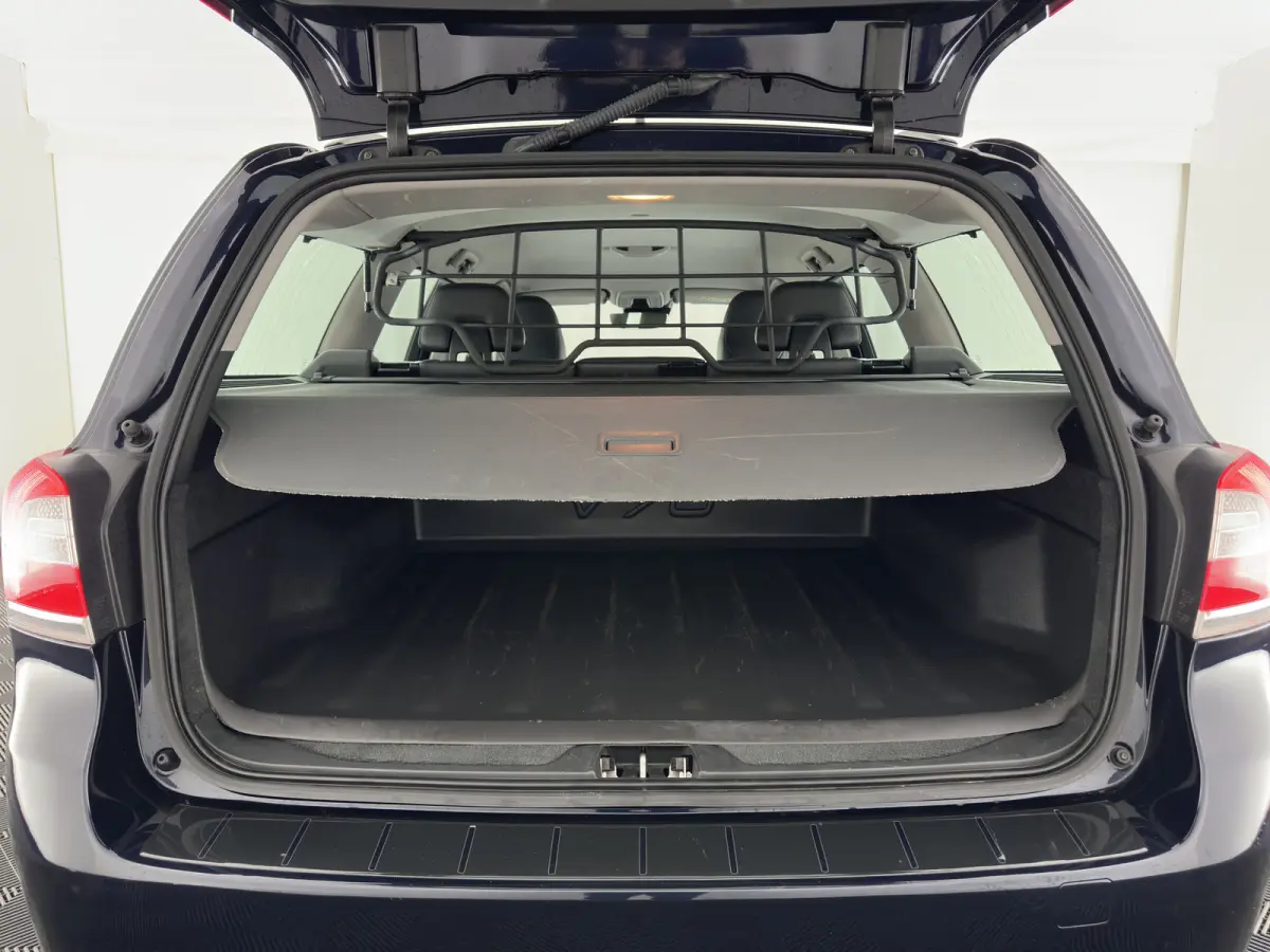 2.0 D4 Momentum Aut. *LEATHER | XENON | HEATED-COMFORTSEATS | NAVI-FULLMAP | ECC | PDC | CRUISE | 17''ALU*