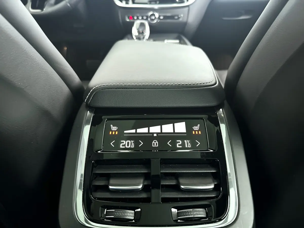 B5 AWD Pro | Panoramadak | 360° camera | Harman Kardon | HUD | Stoel- en stuurverwarming | Trekhaak