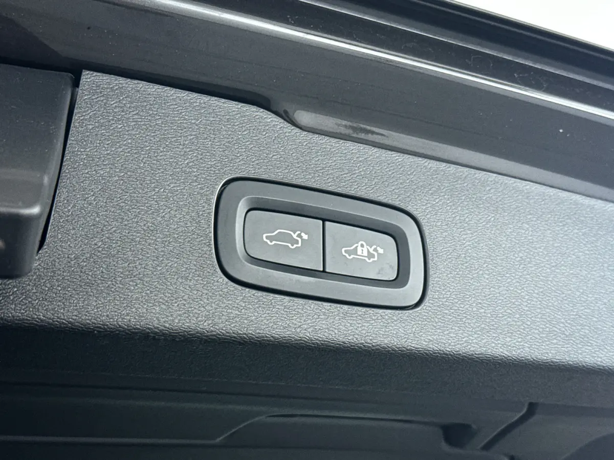 B5 AWD Pro | Panoramadak | 360° camera | Harman Kardon | HUD | Stoel- en stuurverwarming | Trekhaak