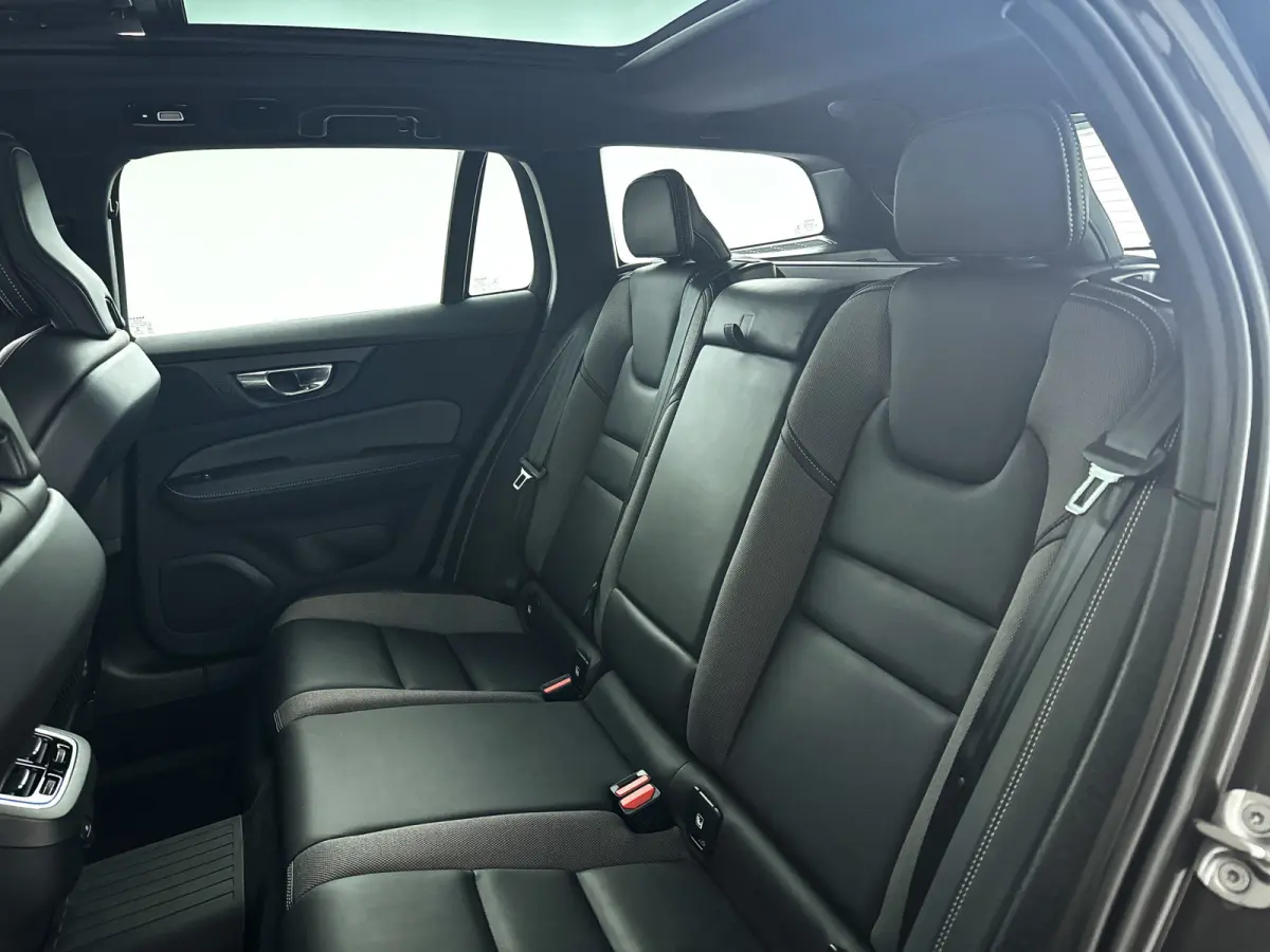 B5 AWD Pro | Panoramadak | 360° camera | Harman Kardon | HUD | Stoel- en stuurverwarming | Trekhaak
