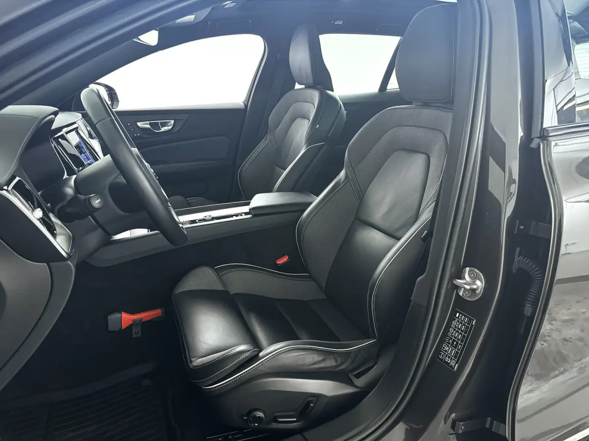 B5 AWD Pro | Panoramadak | 360° camera | Harman Kardon | HUD | Stoel- en stuurverwarming | Trekhaak