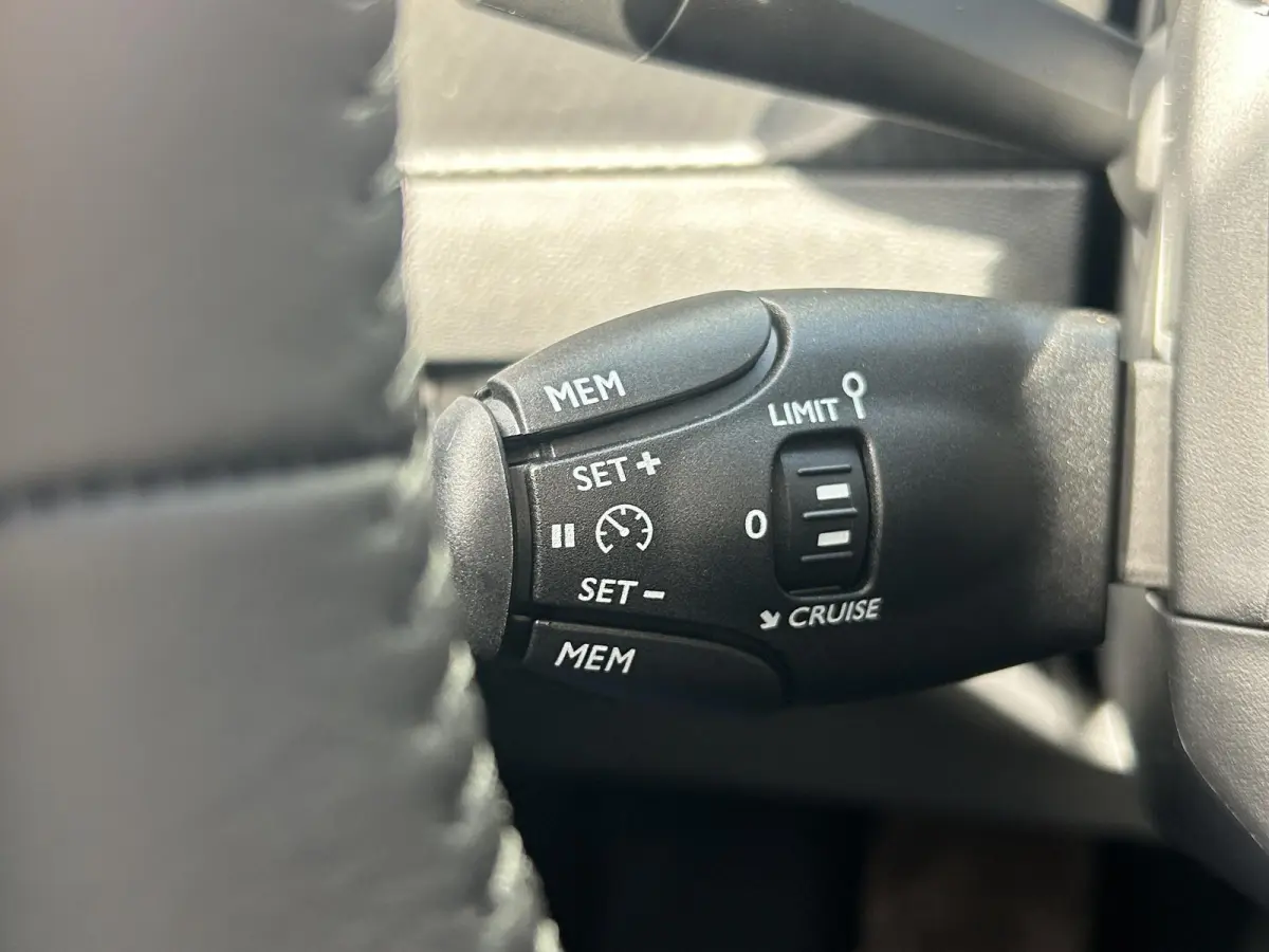 1.2 Turbo 100 Allure | Camera | Navigatie | Cruise Control | Draadloze telefoonlader | Apple Carplay/Android Auto