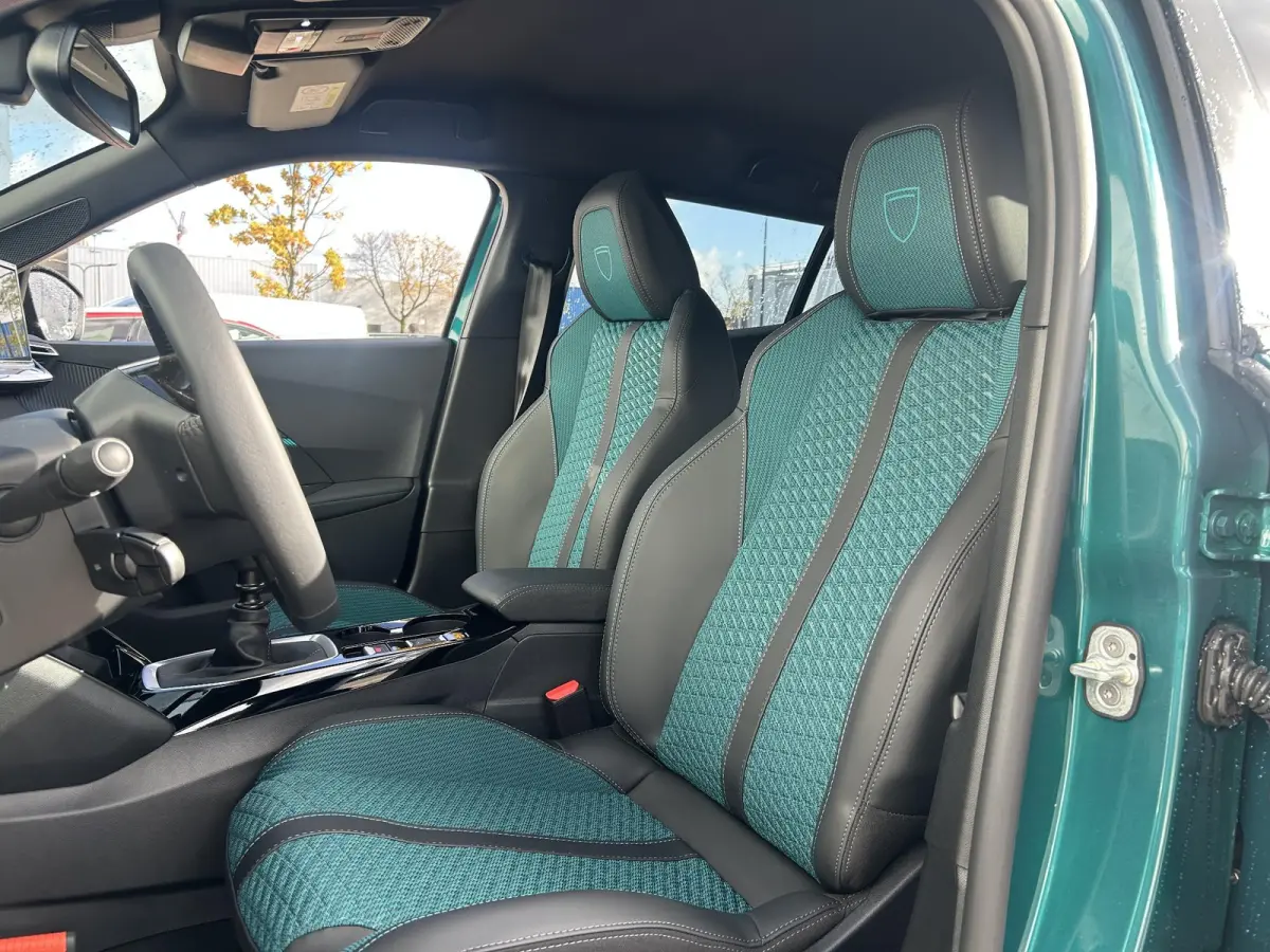 1.2 Turbo 100 Allure | Camera | Navigatie | Cruise Control | Draadloze telefoonlader | Apple Carplay/Android Auto