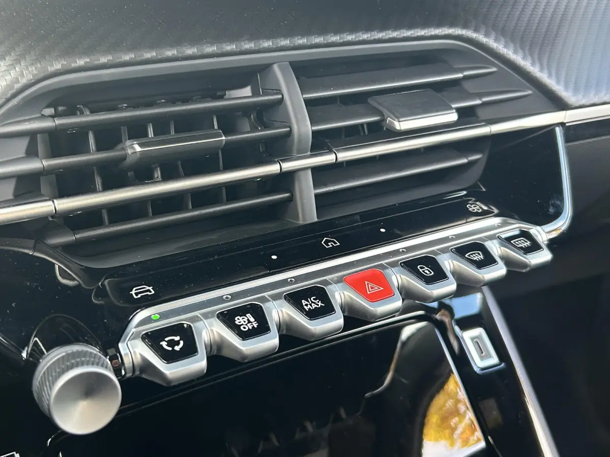 1.2 Turbo 100 Allure | Camera | Navigatie | Cruise Control | Draadloze telefoonlader | Apple Carplay/Android Auto