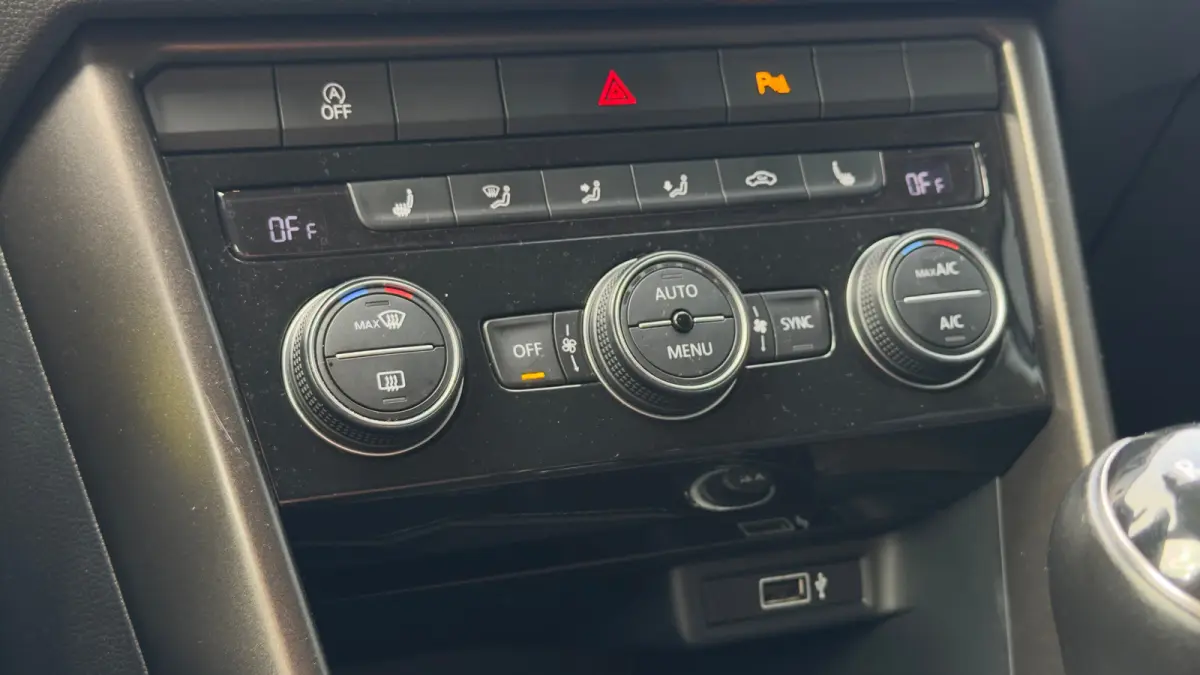 115pk 1.0 TSI Life Business | Carplay | Stoelverwarming | Airco | Navigatie | 17" |