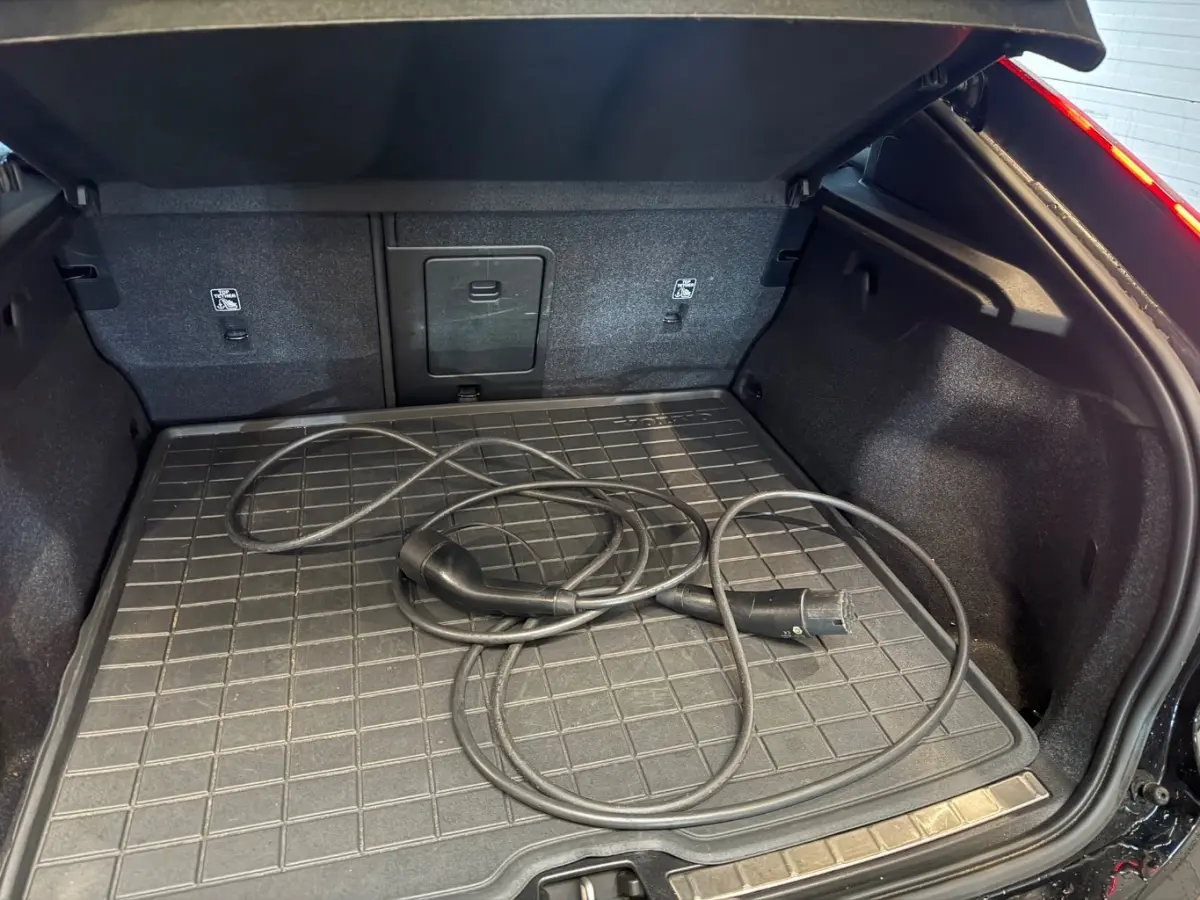 Recharge Core 69 kWh | Panorama dak | Stoel- Stuurverwarming | Warmtepomp | Keyless | Apple Carplay/Android Auto | Achteruitrijcamera | Apple Carplay/Android Auto|telefoonintegratie premium 