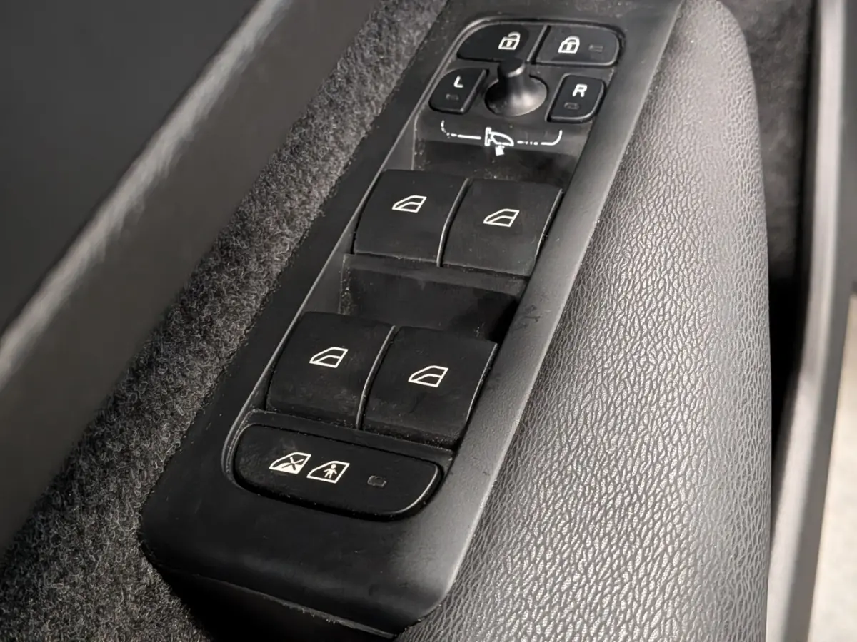 Recharge Core 69 kWh | Panorama dak | Stoel- Stuurverwarming | Warmtepomp | Keyless | Apple Carplay/Android Auto | Achteruitrijcamera | Apple Carplay/Android Auto|telefoonintegratie premium 