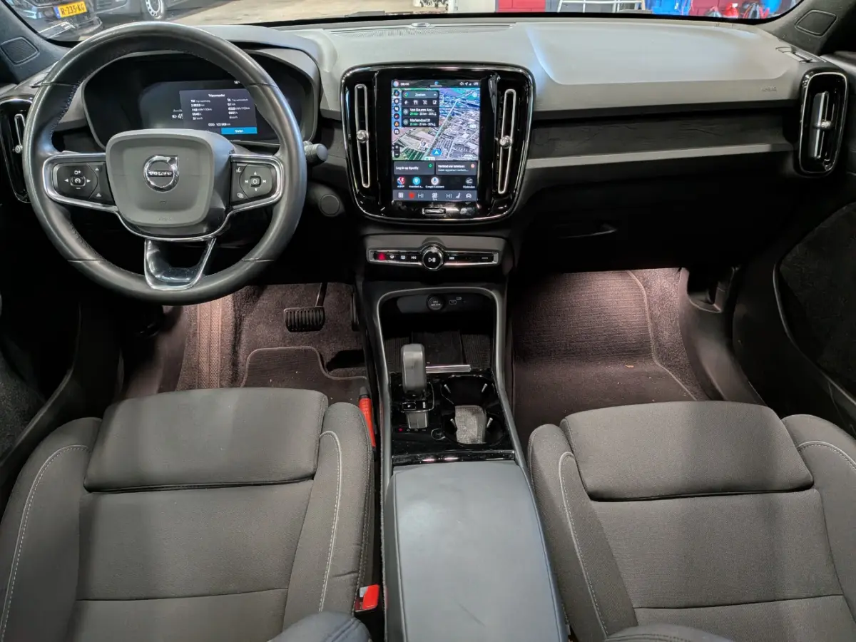 Recharge Core 69 kWh | Panorama dak | Stoel- Stuurverwarming | Warmtepomp | Keyless | Apple Carplay/Android Auto | Achteruitrijcamera | Apple Carplay/Android Auto|telefoonintegratie premium 