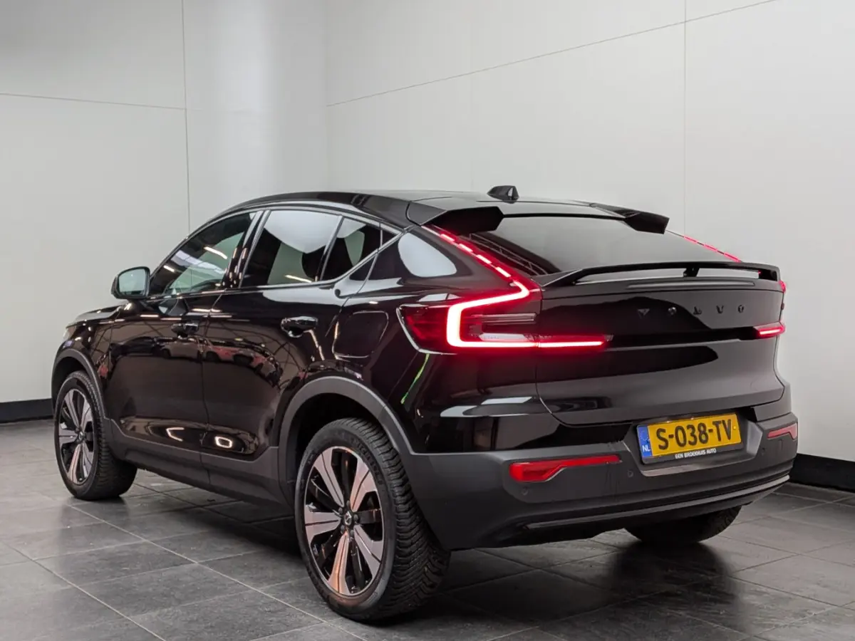 Recharge Core 69 kWh | Panorama dak | Stoel- Stuurverwarming | Warmtepomp | Keyless | Apple Carplay/Android Auto | Achteruitrijcamera | Apple Carplay/Android Auto|telefoonintegratie premium 