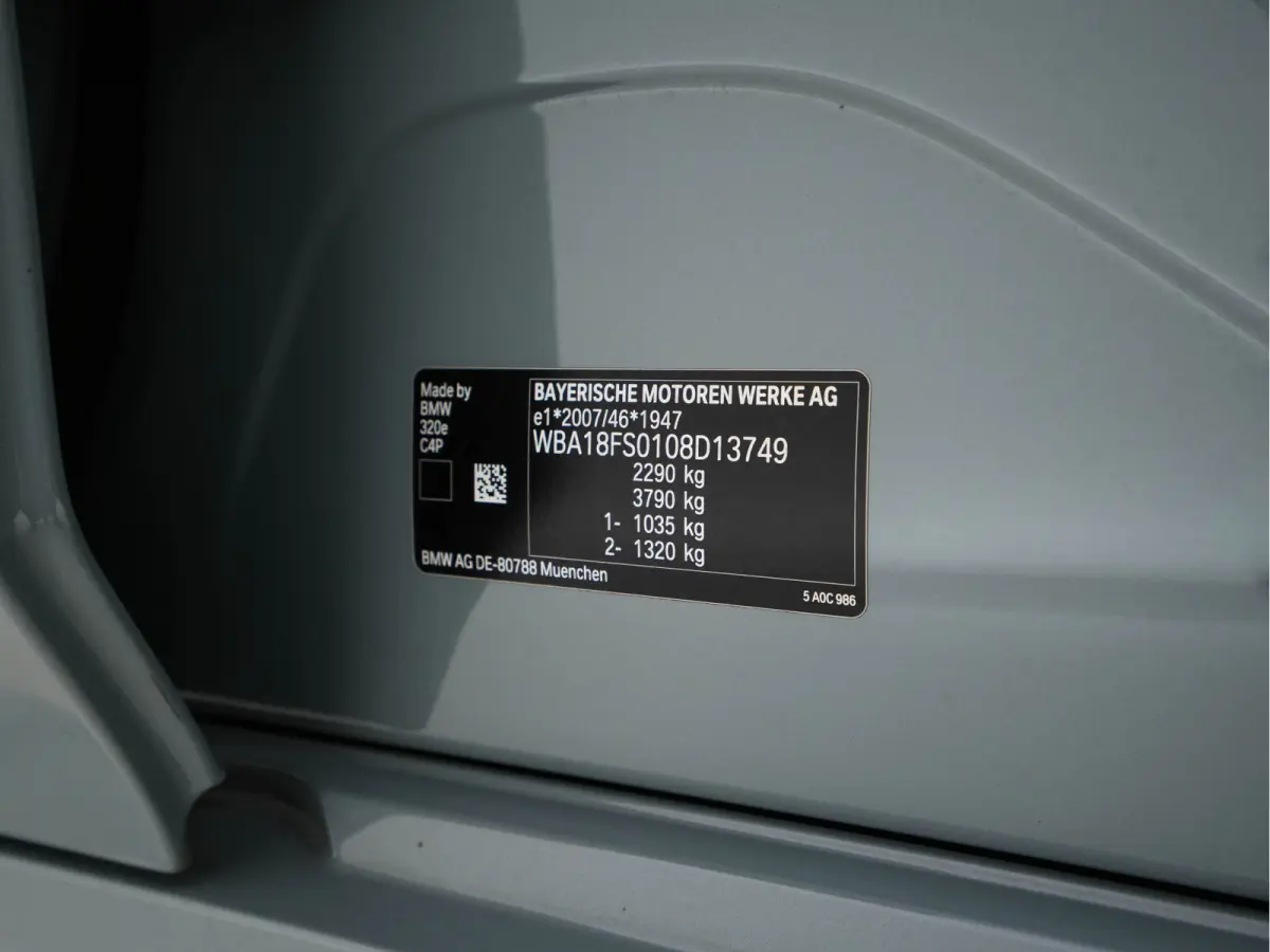 320e M-Sportpack (Plug-in) (INCL.BTW) *LEATHER-MICROFIBRE | FULL-LED | SPORTSEATS | WIDESCREEN-DIGI-COCKPIT | AMBIENT-LIGHT | DAB+ | PRIVACY-GLASS | NAVI-FULLMAP | ECC | PDC | 18''ALU*