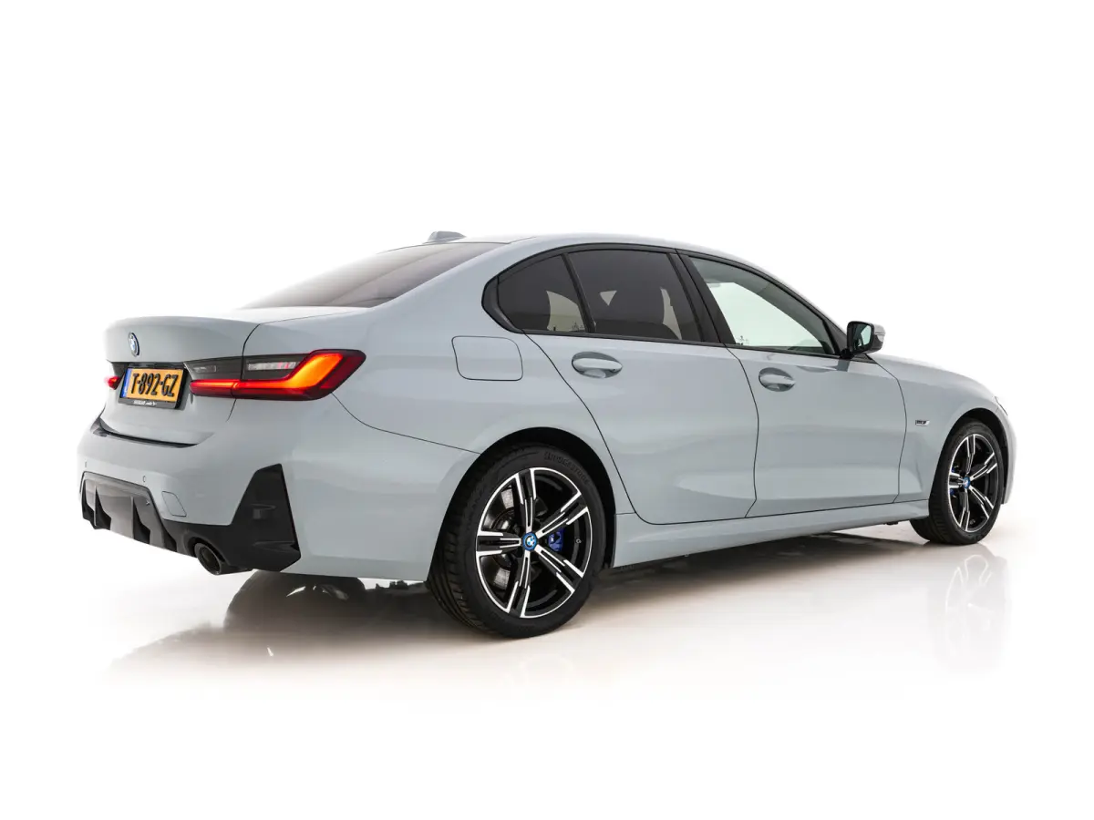 320e M-Sportpack (Plug-in) (INCL.BTW) *LEATHER-MICROFIBRE | FULL-LED | SPORTSEATS | WIDESCREEN-DIGI-COCKPIT | AMBIENT-LIGHT | DAB+ | PRIVACY-GLASS | NAVI-FULLMAP | ECC | PDC | 18''ALU*