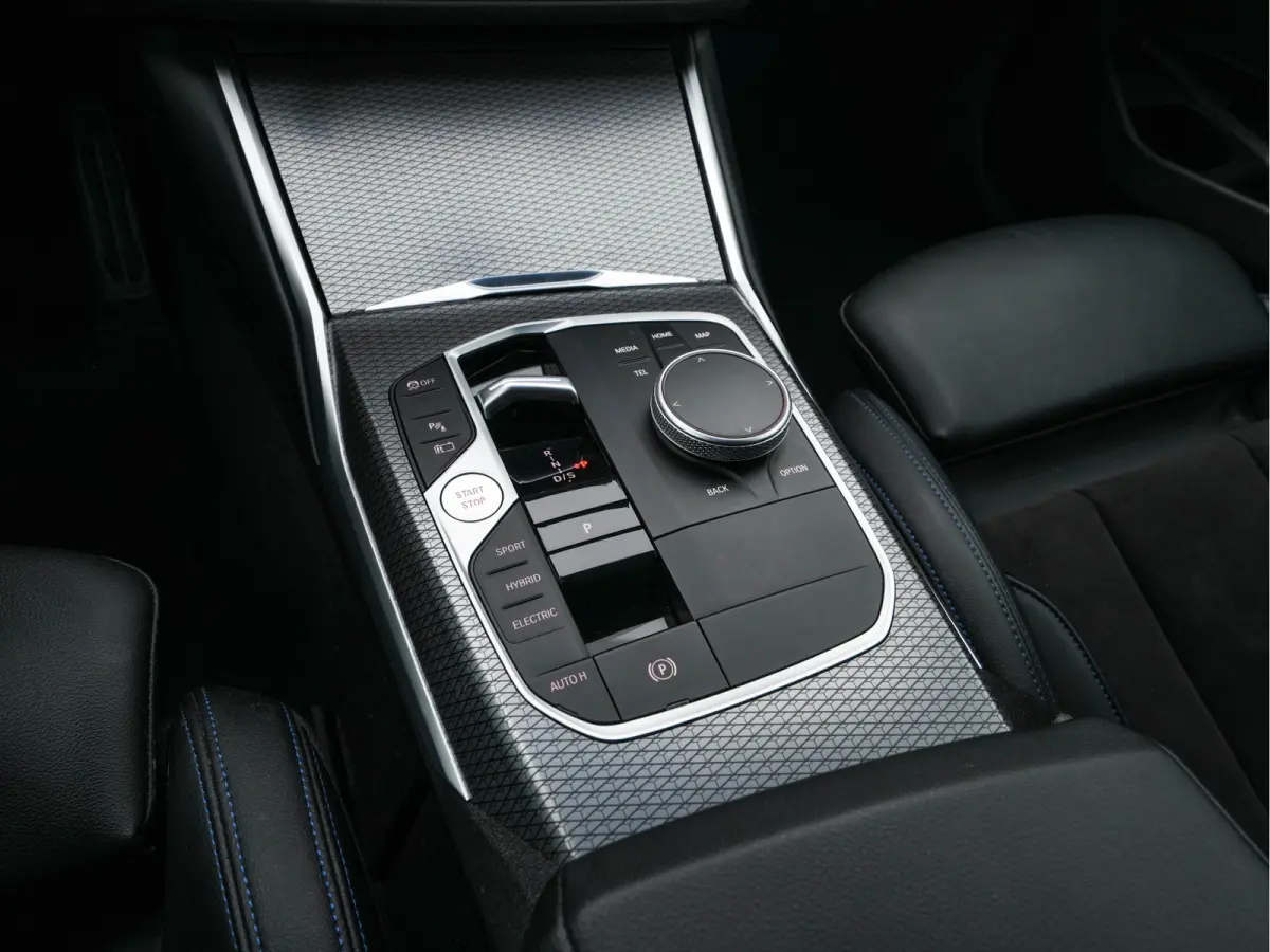 320e M-Sportpack (Plug-in) (INCL.BTW) *LEATHER-MICROFIBRE | FULL-LED | SPORTSEATS | WIDESCREEN-DIGI-COCKPIT | AMBIENT-LIGHT | DAB+ | PRIVACY-GLASS | NAVI-FULLMAP | ECC | PDC | 18''ALU*