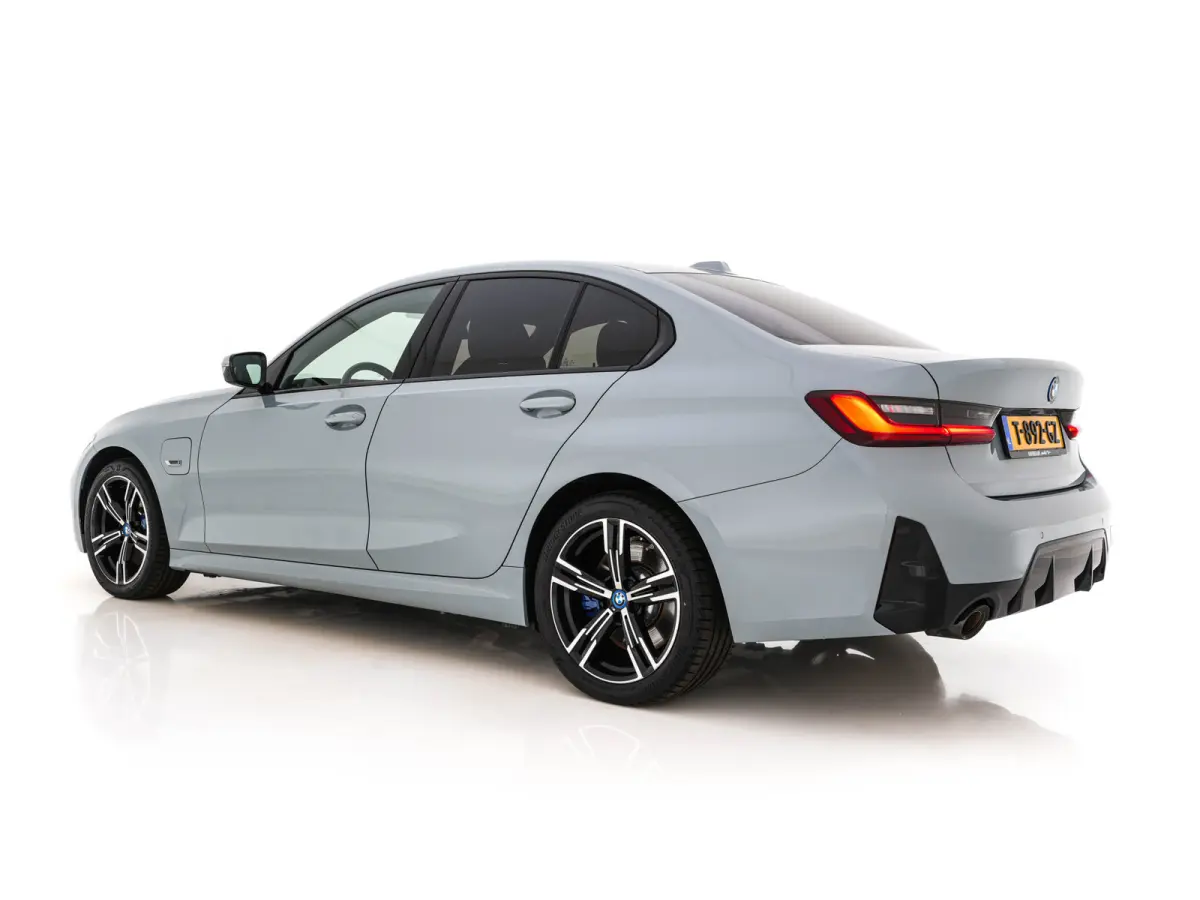320e M-Sportpack (Plug-in) (INCL.BTW) *LEATHER-MICROFIBRE | FULL-LED | SPORTSEATS | WIDESCREEN-DIGI-COCKPIT | AMBIENT-LIGHT | DAB+ | PRIVACY-GLASS | NAVI-FULLMAP | ECC | PDC | 18''ALU*