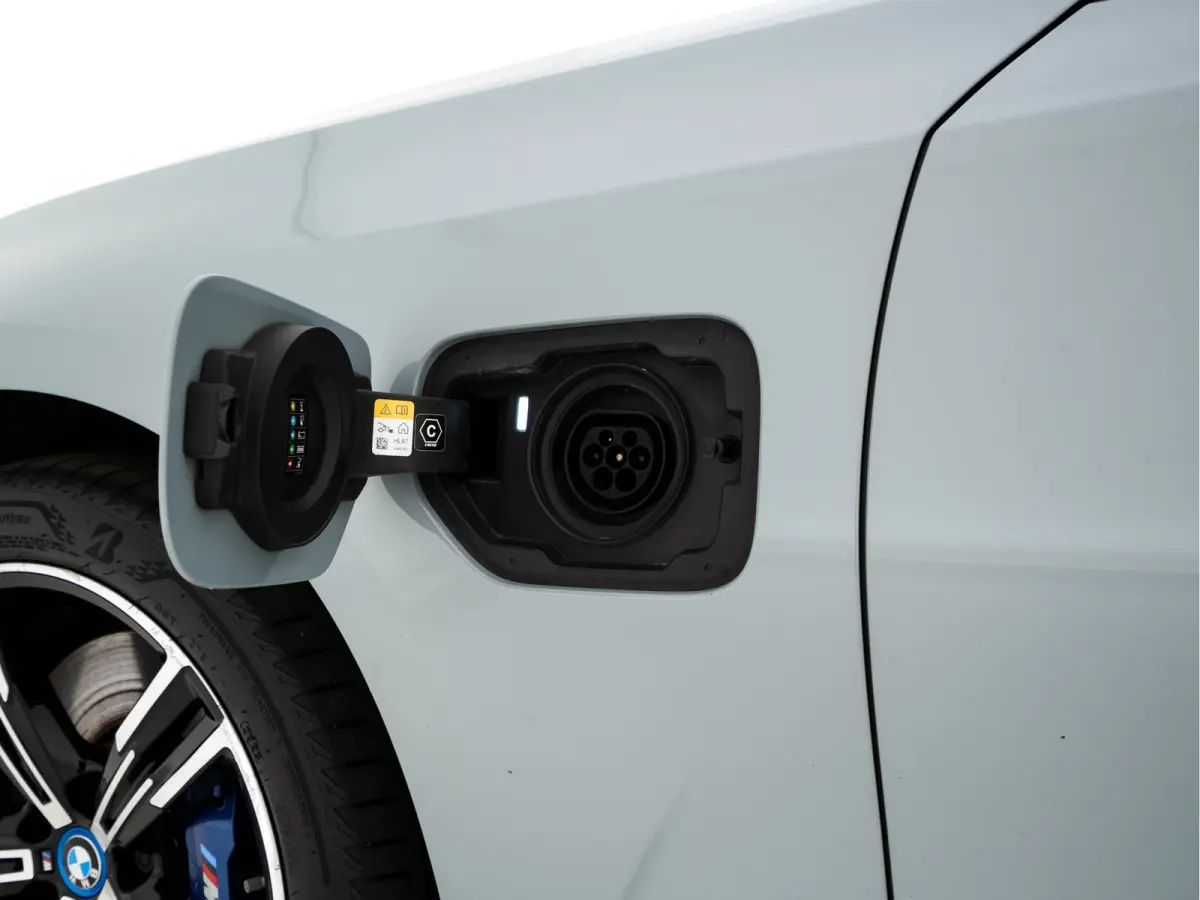 320e M-Sportpack (Plug-in) (INCL.BTW) *LEATHER-MICROFIBRE | FULL-LED | SPORTSEATS | WIDESCREEN-DIGI-COCKPIT | AMBIENT-LIGHT | DAB+ | PRIVACY-GLASS | NAVI-FULLMAP | ECC | PDC | 18''ALU*