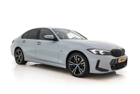 320e M-Sportpack (Plug-in) (INCL.BTW) *LEATHER-MICROFIBRE | FULL-LED | SPORTSEATS | WIDESCREEN-DIGI-COCKPIT | AMBIENT-LIGHT | DAB+ | PRIVACY-GLASS | NAVI-FULLMAP | ECC | PDC | 18''ALU*