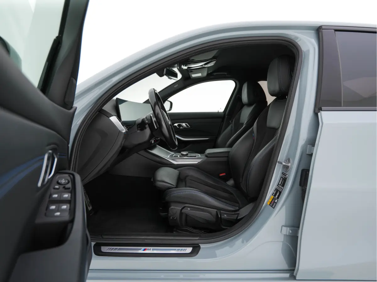 320e M-Sportpack (Plug-in) (INCL.BTW) *LEATHER-MICROFIBRE | FULL-LED | SPORTSEATS | WIDESCREEN-DIGI-COCKPIT | AMBIENT-LIGHT | DAB+ | PRIVACY-GLASS | NAVI-FULLMAP | ECC | PDC | 18''ALU*
