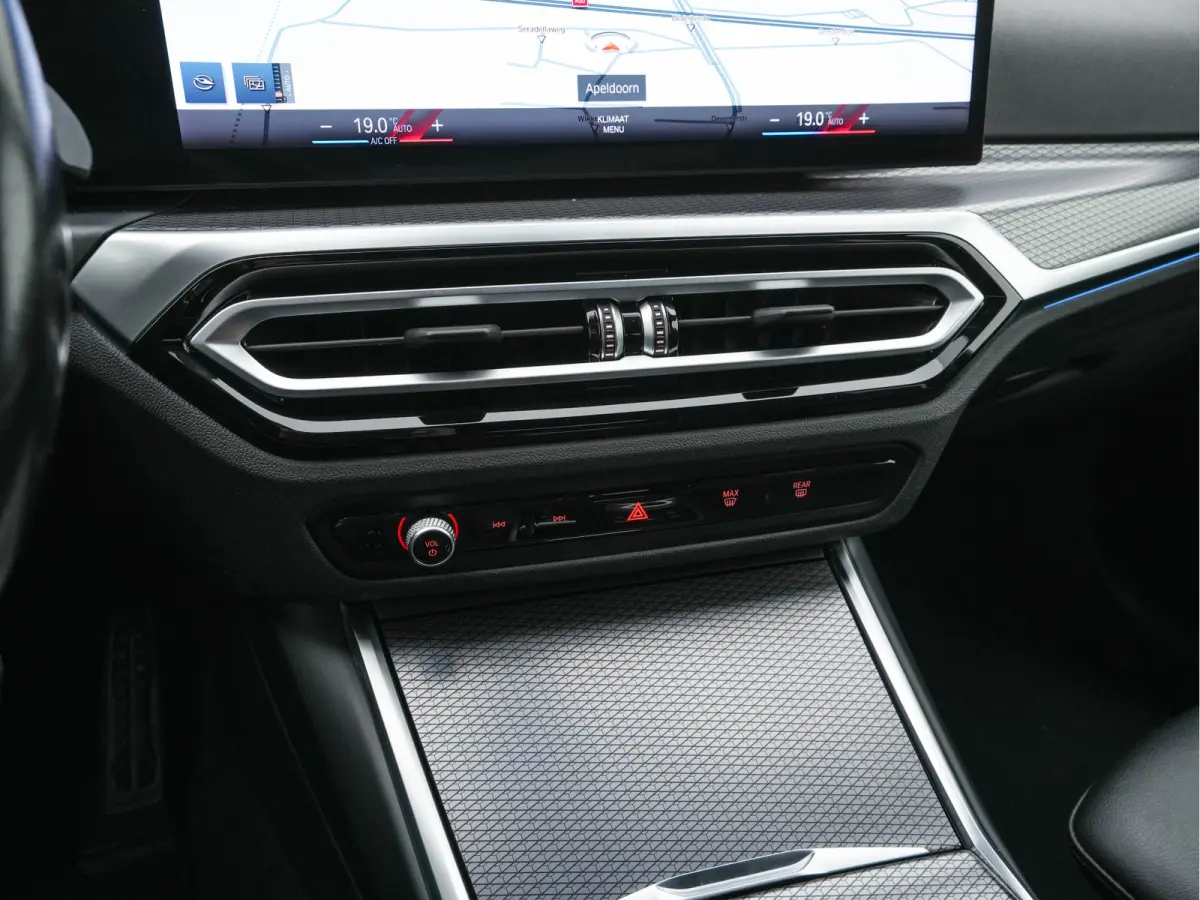 320e M-Sportpack (Plug-in) (INCL.BTW) *LEATHER-MICROFIBRE | FULL-LED | SPORTSEATS | WIDESCREEN-DIGI-COCKPIT | AMBIENT-LIGHT | DAB+ | PRIVACY-GLASS | NAVI-FULLMAP | ECC | PDC | 18''ALU*