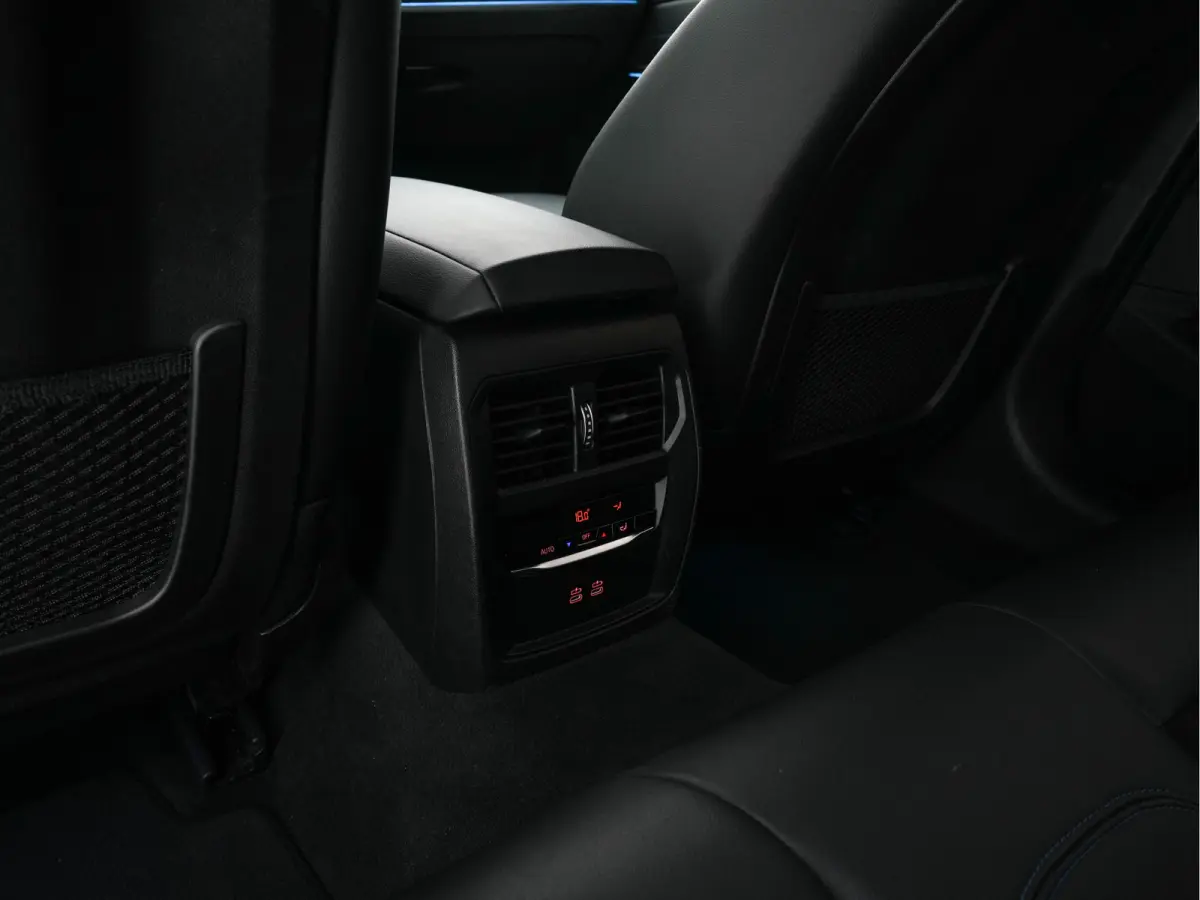 320e M-Sportpack (Plug-in) (INCL.BTW) *LEATHER-MICROFIBRE | FULL-LED | SPORTSEATS | WIDESCREEN-DIGI-COCKPIT | AMBIENT-LIGHT | DAB+ | PRIVACY-GLASS | NAVI-FULLMAP | ECC | PDC | 18''ALU*