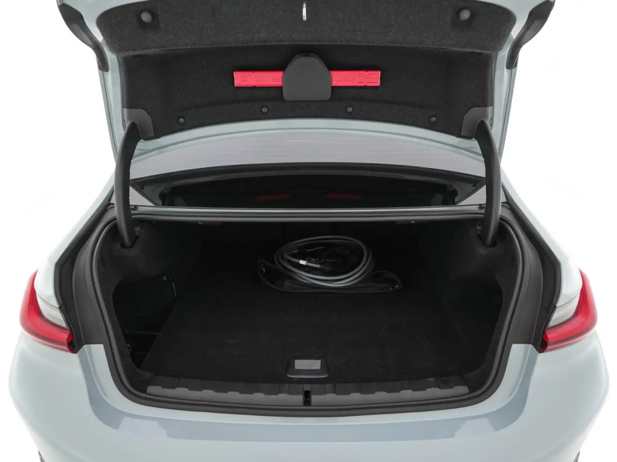 320e M-Sportpack (Plug-in) (INCL.BTW) *LEATHER-MICROFIBRE | FULL-LED | SPORTSEATS | WIDESCREEN-DIGI-COCKPIT | AMBIENT-LIGHT | DAB+ | PRIVACY-GLASS | NAVI-FULLMAP | ECC | PDC | 18''ALU*