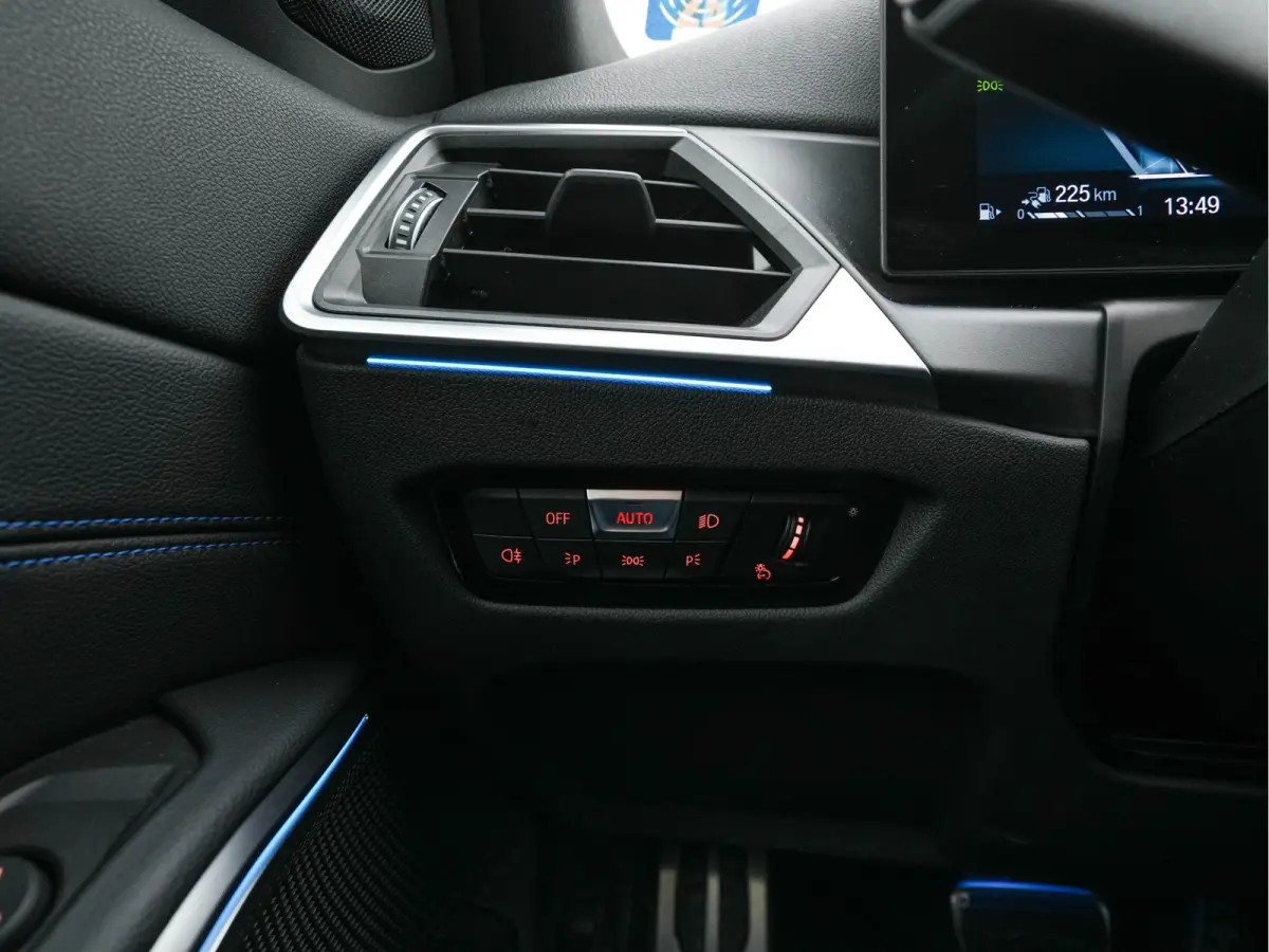 320e M-Sportpack (Plug-in) (INCL.BTW) *LEATHER-MICROFIBRE | FULL-LED | SPORTSEATS | WIDESCREEN-DIGI-COCKPIT | AMBIENT-LIGHT | DAB+ | PRIVACY-GLASS | NAVI-FULLMAP | ECC | PDC | 18''ALU*