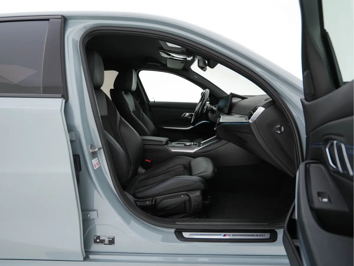 320e M-Sportpack (Plug-in) (INCL.BTW) *LEATHER-MICROFIBRE | FULL-LED | SPORTSEATS | WIDESCREEN-DIGI-COCKPIT | AMBIENT-LIGHT | DAB+ | PRIVACY-GLASS | NAVI-FULLMAP | ECC | PDC | 18''ALU*