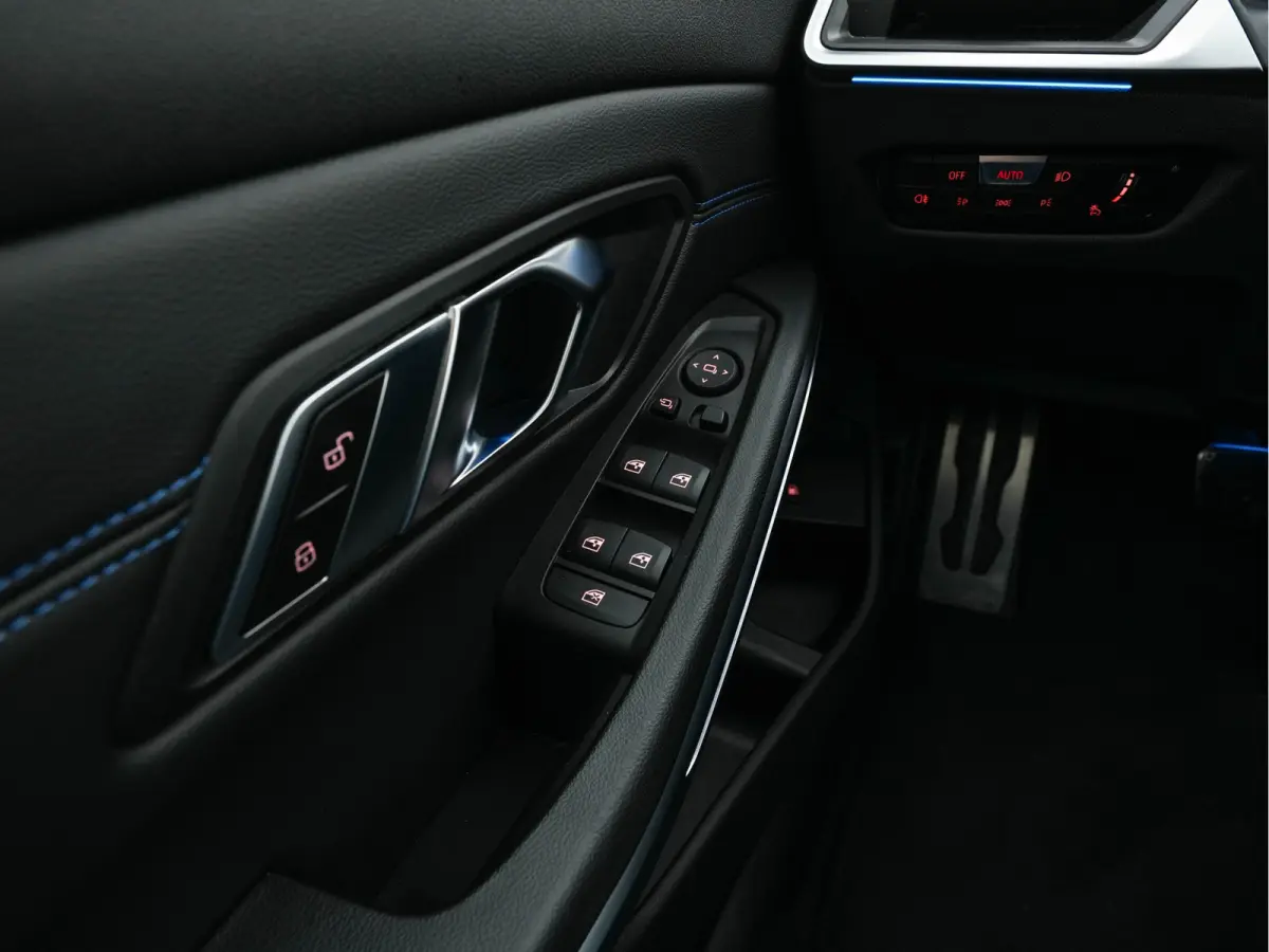 320e M-Sportpack (Plug-in) (INCL.BTW) *LEATHER-MICROFIBRE | FULL-LED | SPORTSEATS | WIDESCREEN-DIGI-COCKPIT | AMBIENT-LIGHT | DAB+ | PRIVACY-GLASS | NAVI-FULLMAP | ECC | PDC | 18''ALU*