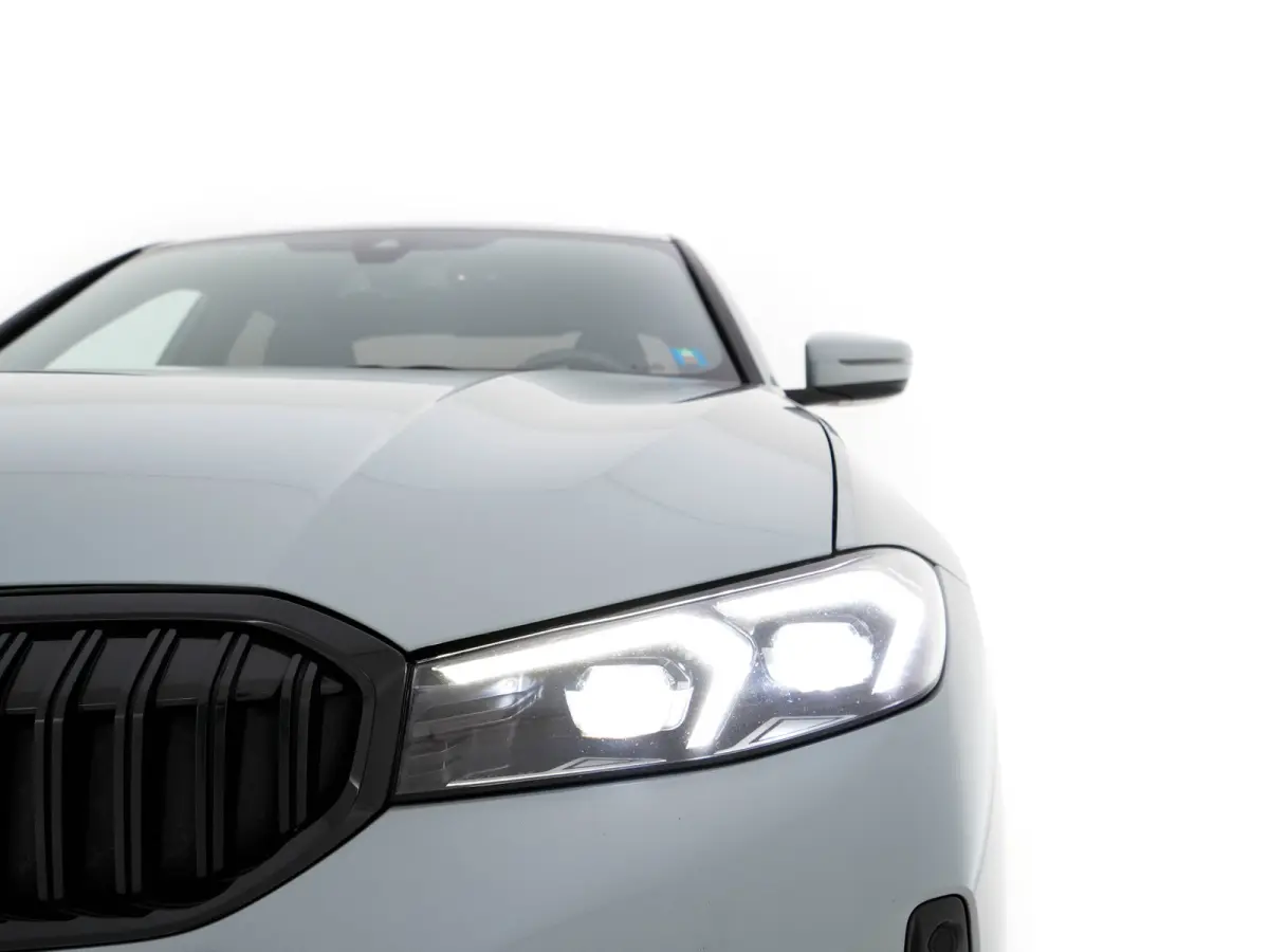 320e M-Sportpack (Plug-in) (INCL.BTW) *LEATHER-MICROFIBRE | FULL-LED | SPORTSEATS | WIDESCREEN-DIGI-COCKPIT | AMBIENT-LIGHT | DAB+ | PRIVACY-GLASS | NAVI-FULLMAP | ECC | PDC | 18''ALU*