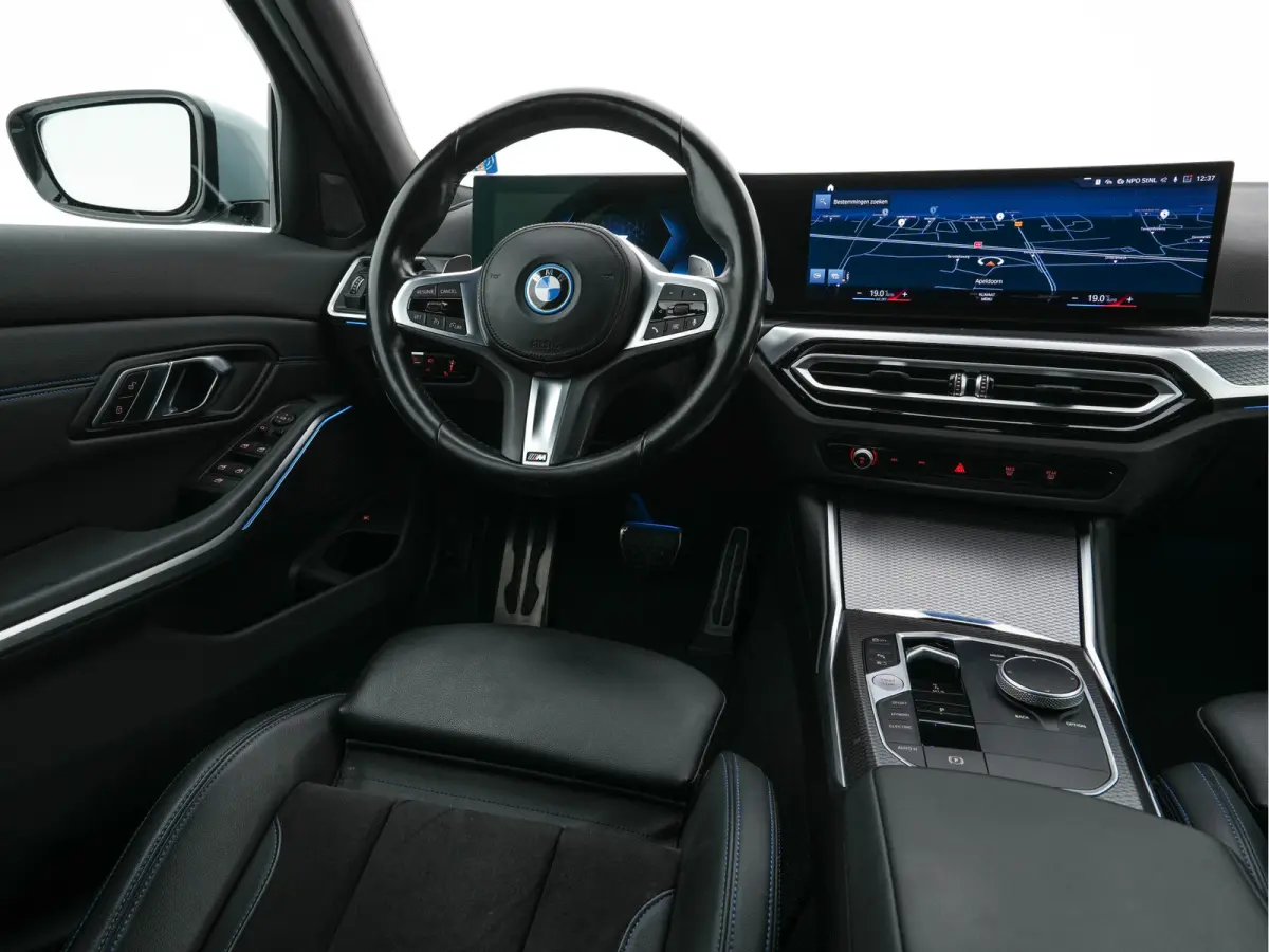 320e M-Sportpack (Plug-in) (INCL.BTW) *LEATHER-MICROFIBRE | FULL-LED | SPORTSEATS | WIDESCREEN-DIGI-COCKPIT | AMBIENT-LIGHT | DAB+ | PRIVACY-GLASS | NAVI-FULLMAP | ECC | PDC | 18''ALU*