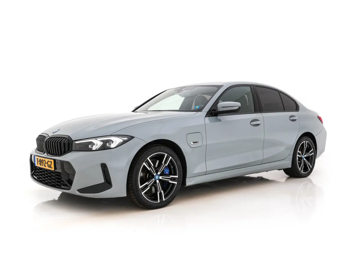 320e M-Sportpack (Plug-in) (INCL.BTW) *LEATHER-MICROFIBRE | FULL-LED | SPORTSEATS | WIDESCREEN-DIGI-COCKPIT | AMBIENT-LIGHT | DAB+ | PRIVACY-GLASS | NAVI-FULLMAP | ECC | PDC | 18''ALU*