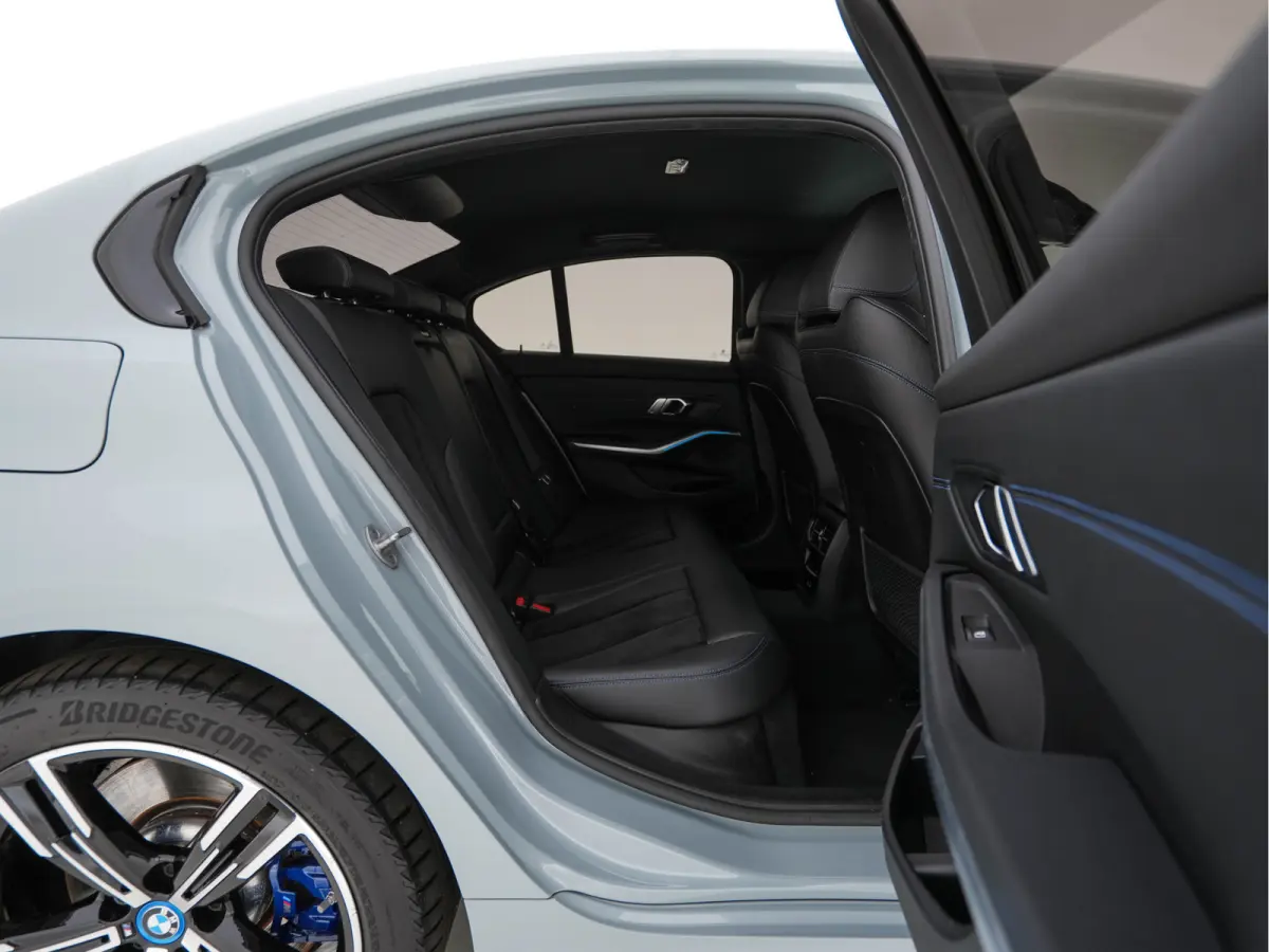 320e M-Sportpack (Plug-in) (INCL.BTW) *LEATHER-MICROFIBRE | FULL-LED | SPORTSEATS | WIDESCREEN-DIGI-COCKPIT | AMBIENT-LIGHT | DAB+ | PRIVACY-GLASS | NAVI-FULLMAP | ECC | PDC | 18''ALU*