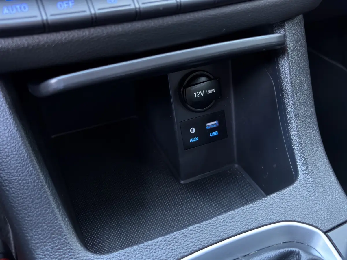 1.4 T-GDI 140pk Premium | Camera | Trekhaak | Climate controle | Carplay | Cruise controle | Half leder | Navigatie | Parkeersensoren