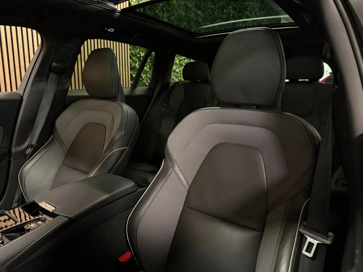 T8 AWD Recharge Plus Dark | Vol! | Schuifdak | Trekhaak | 360 Camera | Head-Up Display | 455pk | All Season banden | Harman Kardon | Adaptieve Cruise Control | Stoelverwarming voor+achter | 